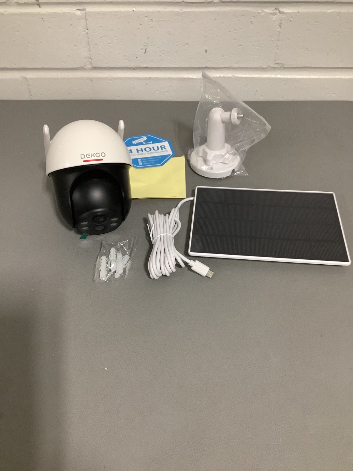 DEKCO Solar-Powered Wireless Security Camera D1 Lite