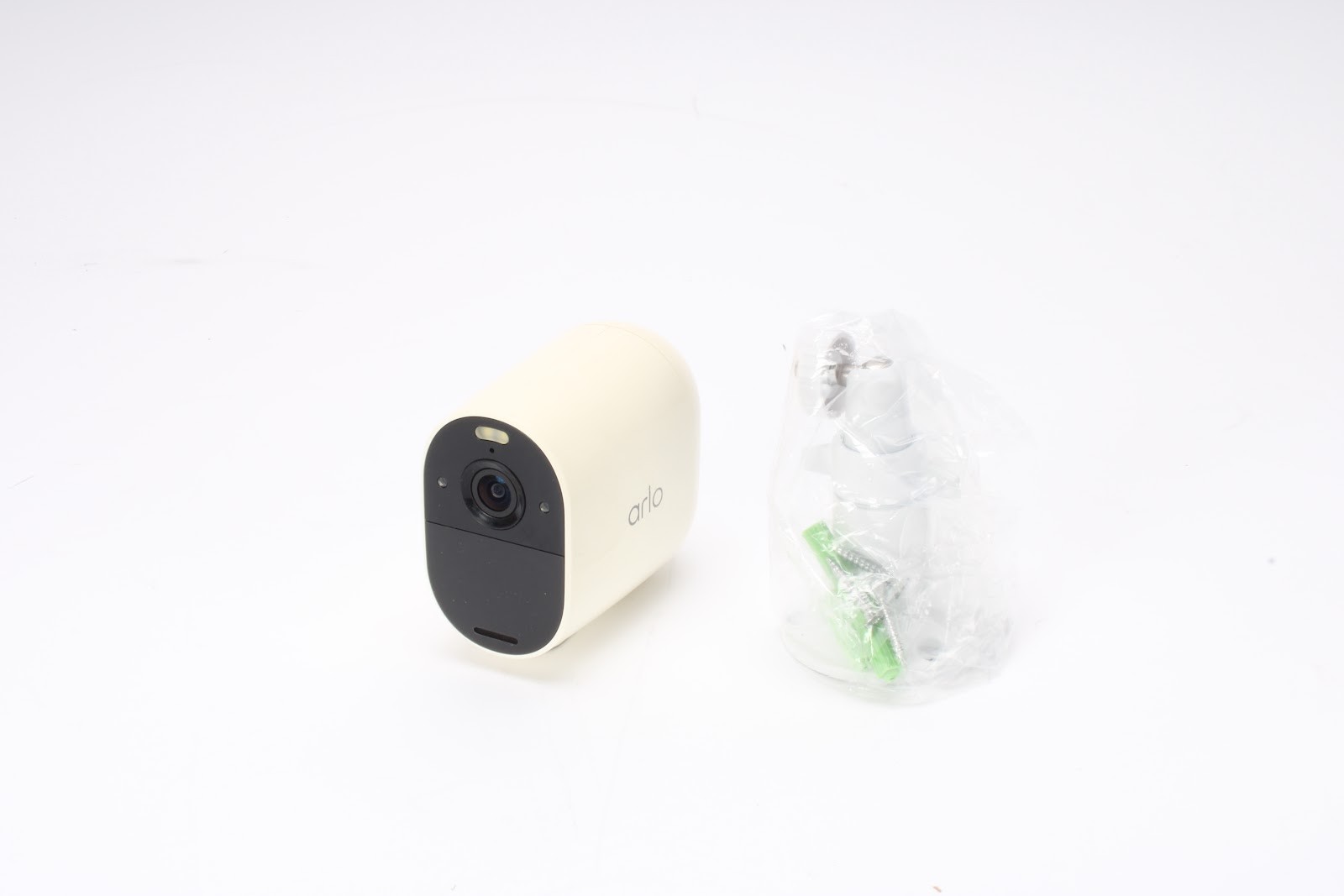 Arlo VMK2430Y-1BYNAS Spotlight Security Camera (4-Pack) With Accessories – Fair