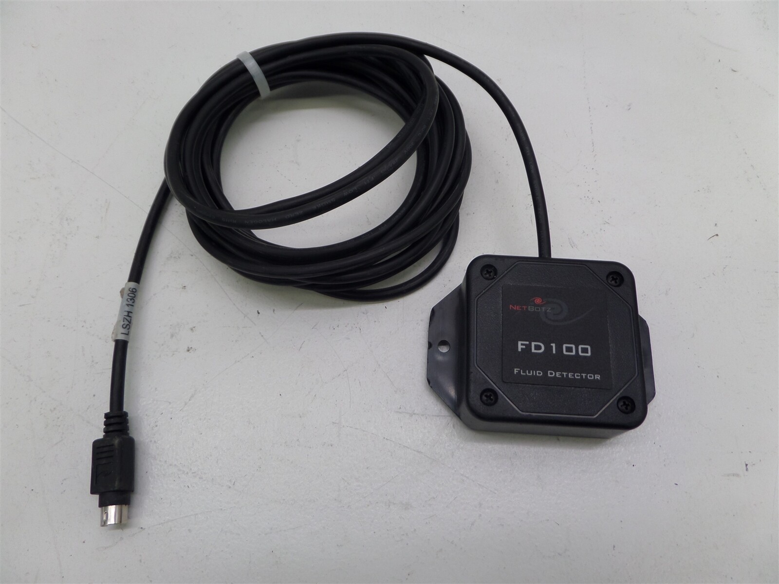 APC NetBotz 500 Monitoring Unit w/ 120 Camera + Sensor + FD100 Fluid Detector