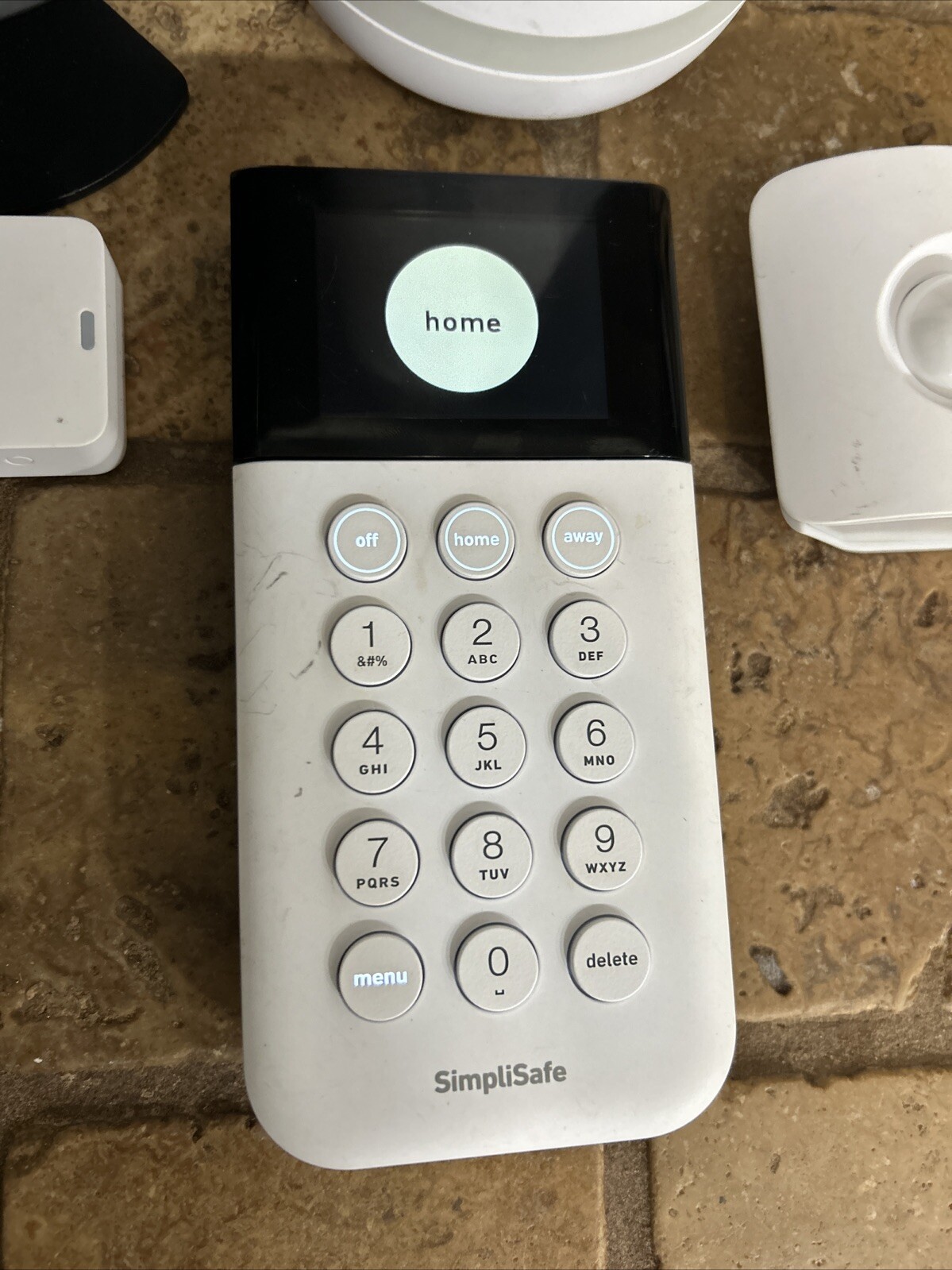 SimpliSafe Home Security System with HD Camera – White (5 Pieces) Preowned