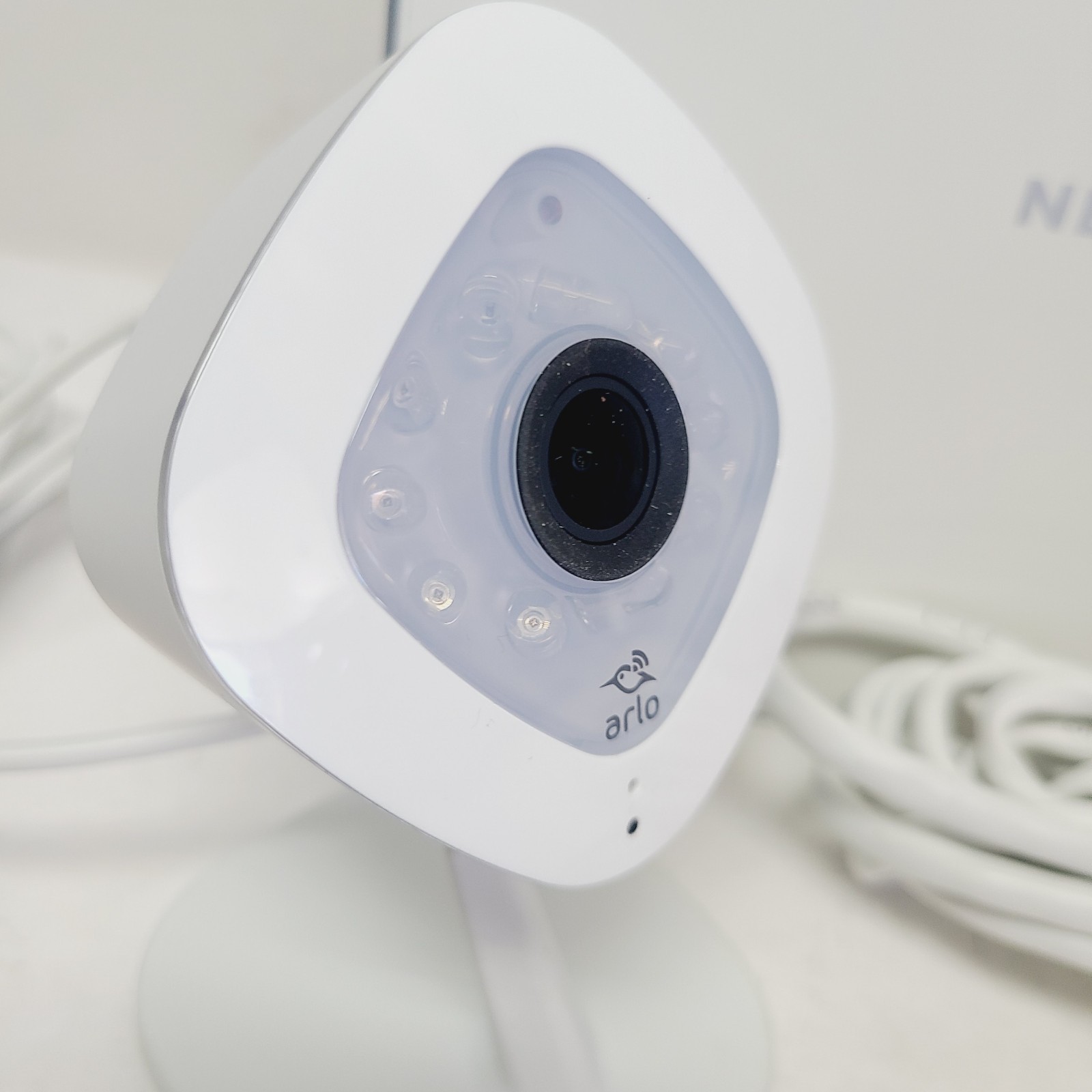 NETGEAR Arlo HUB VMB3000, 2 Arlo Q Cameras Vmc3040