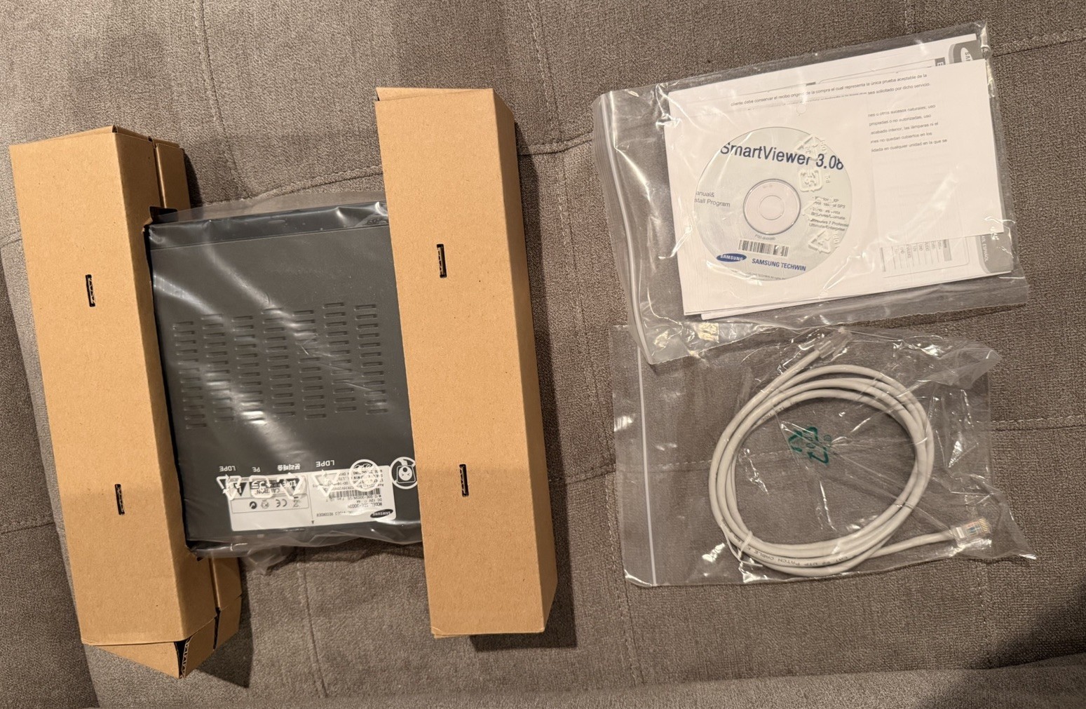 Samsung SDE-3003 4CH DVR Security System 4 Cameras New Open Box Complete