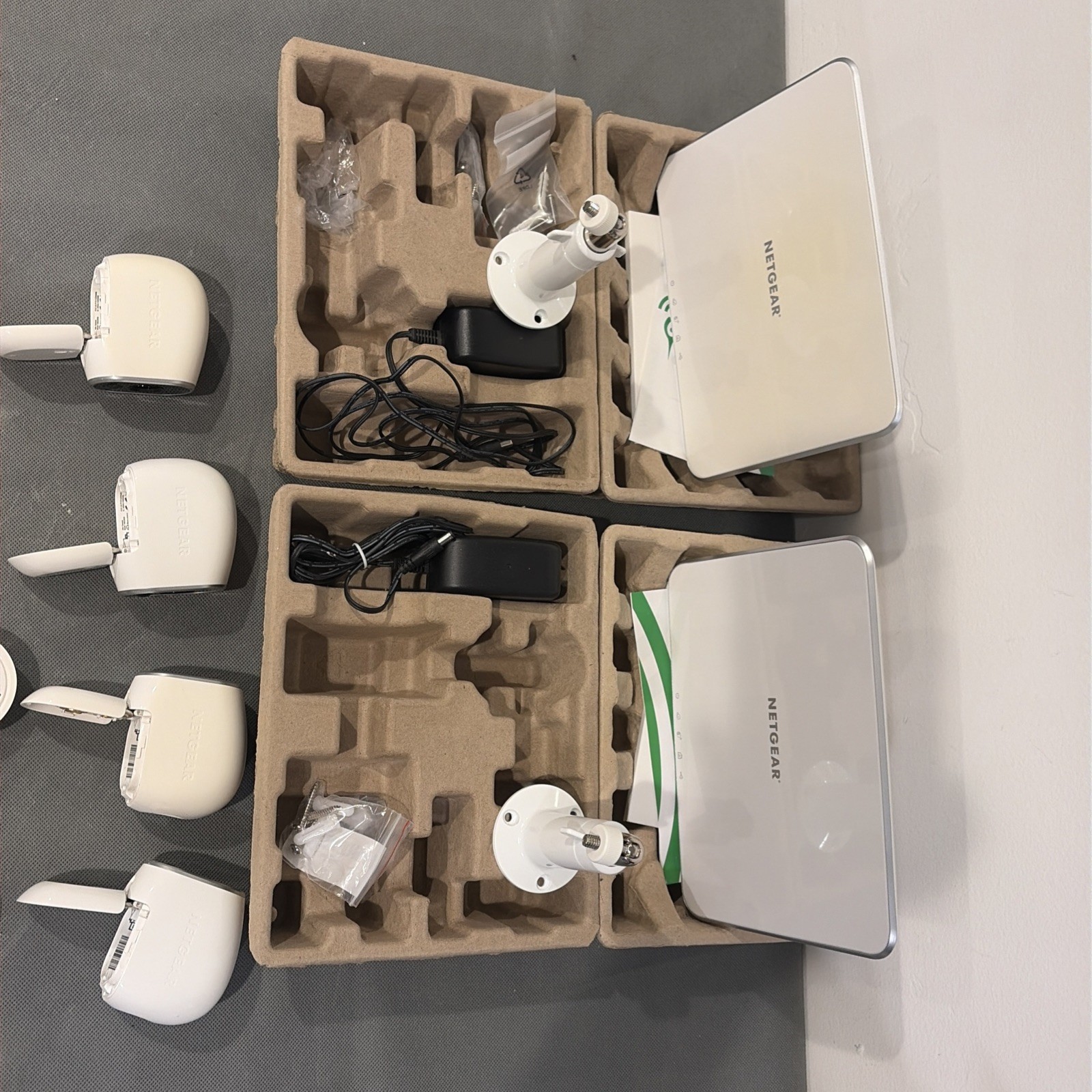 Arlo Netgear 2 Hub Cloud With Charger VMB3000 & VMC3030 4 Cameras