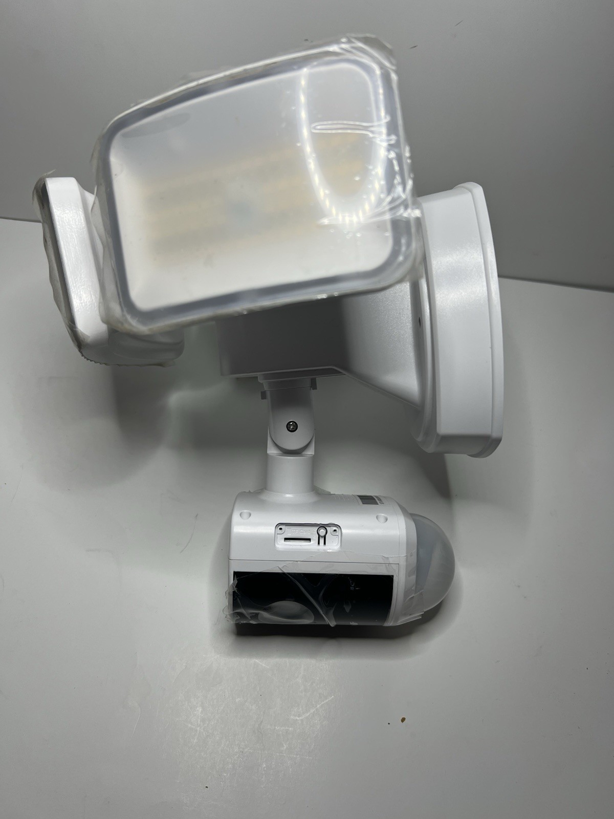 Feit Electric SEC5000 Smart Dual Lens Panoramic Floodlight Camera – FOR PARTS