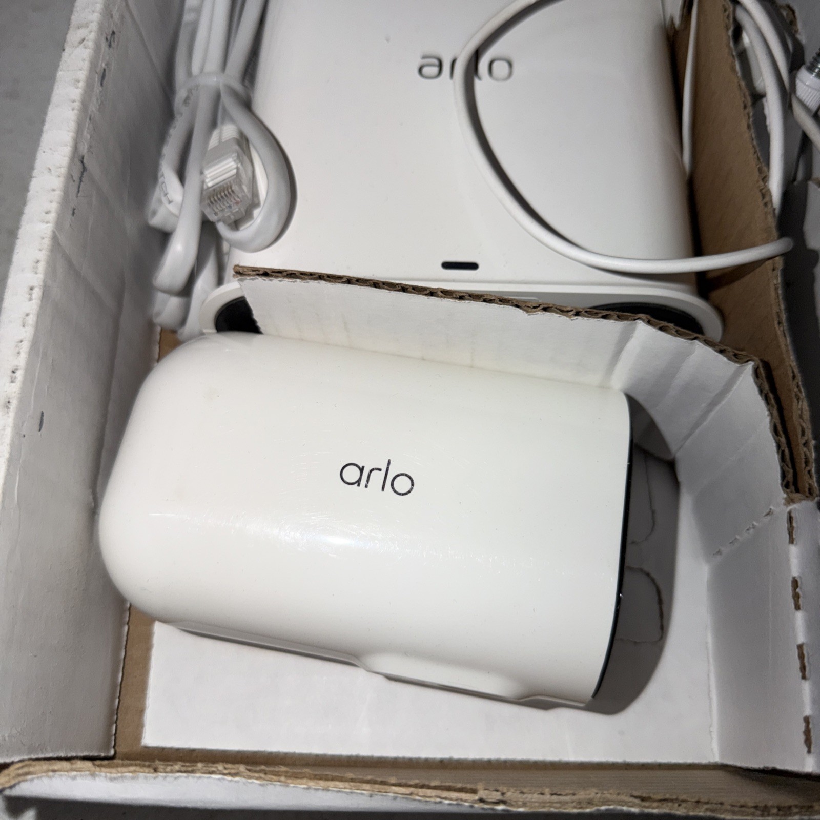 Arlo VMS4452P-100NAR Pro 4 XL Batt 4 Pack + Hub