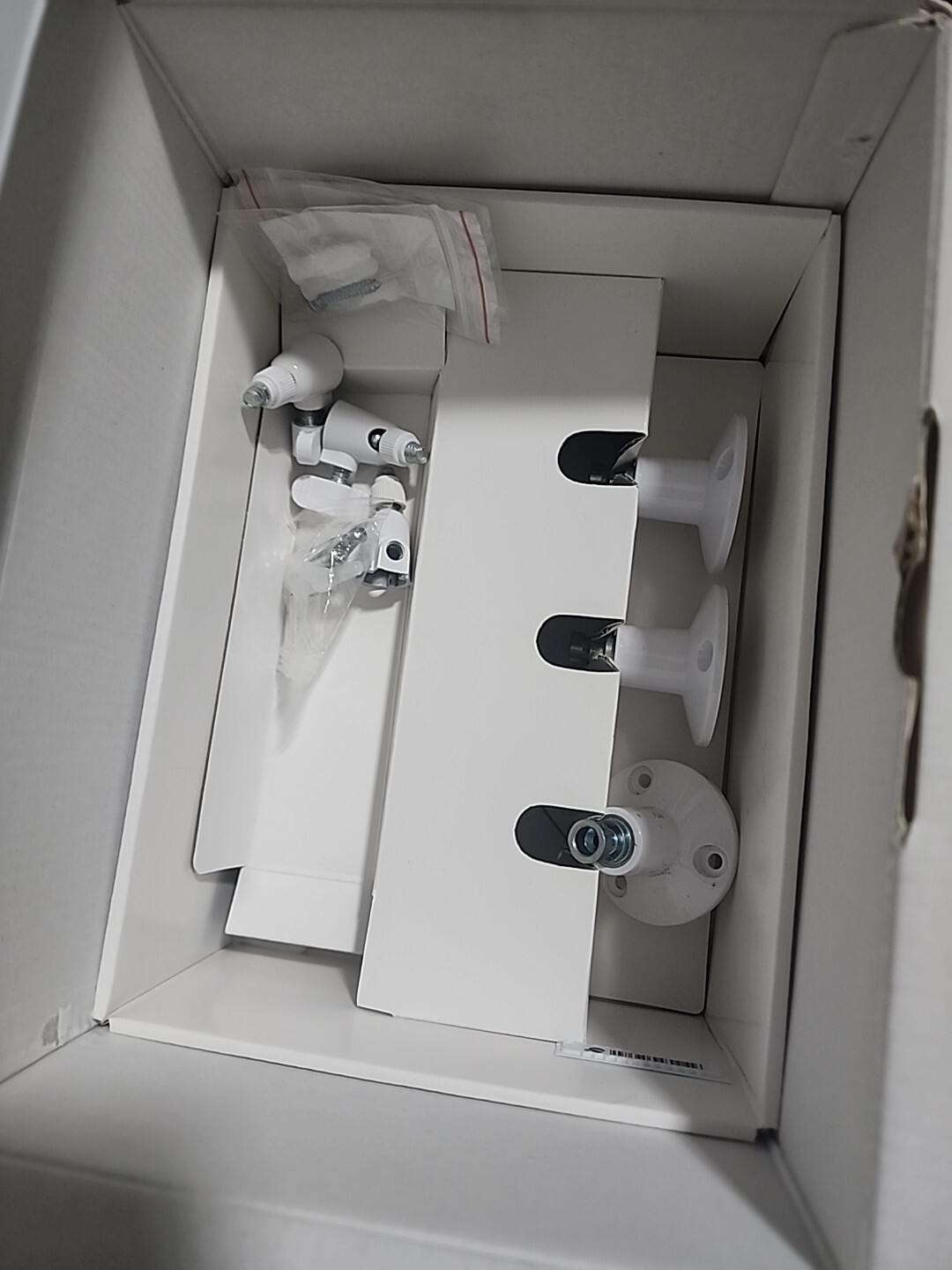 Arlo Essential Spotlight Indoor Outdoor 1080p HD Wireless Camera – Pack of 3 C2