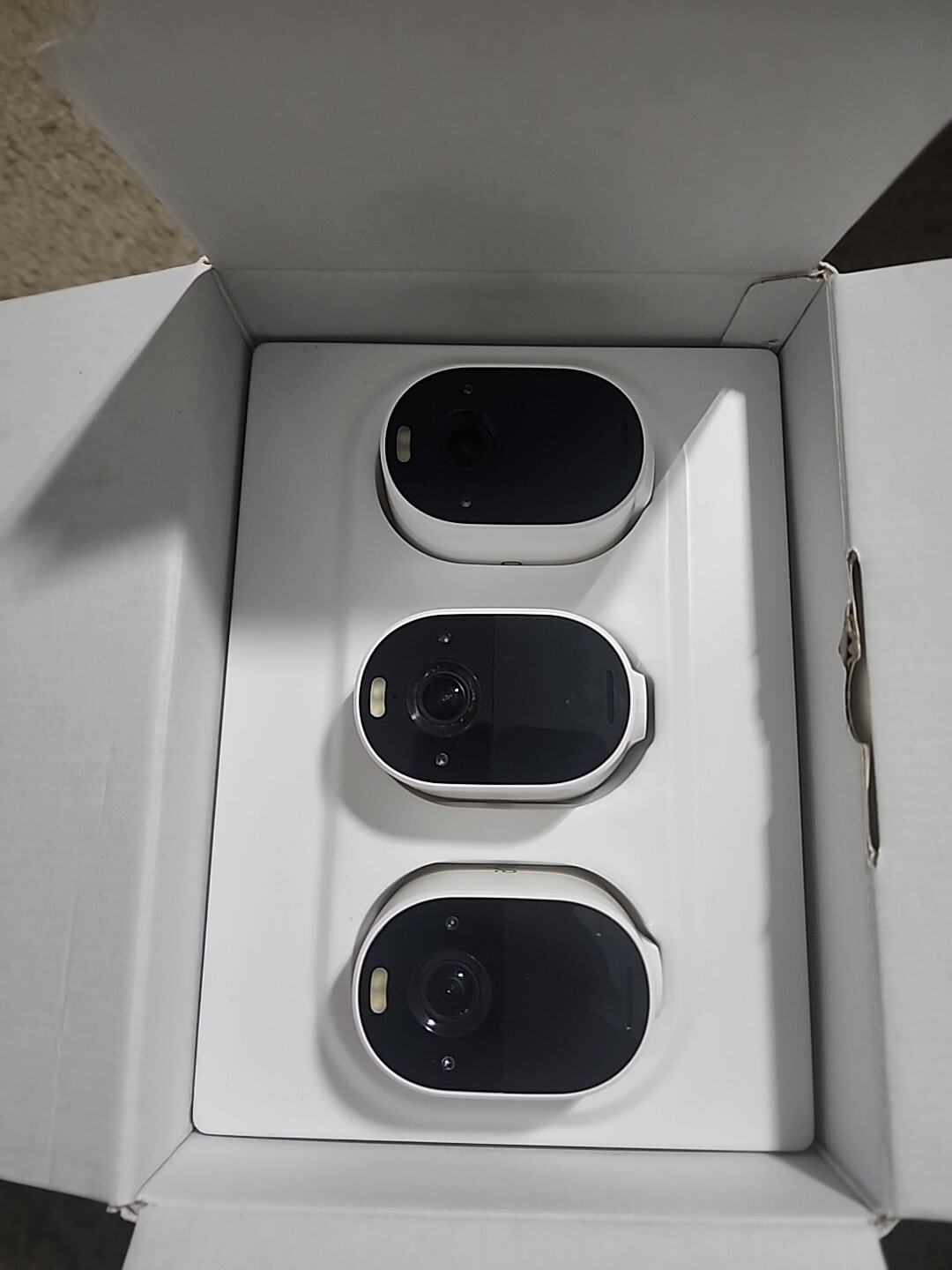 Arlo Essential Spotlight Indoor Outdoor 1080p HD Wireless Camera – Pack of 3 C2