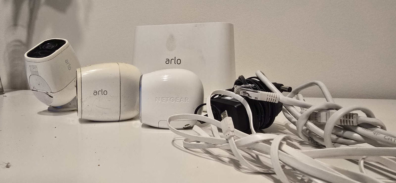 Arlo Pro 2 VMC4030P (2 Cameras) + Netgear Arlo VMC3030 + VMB4000 Base Station