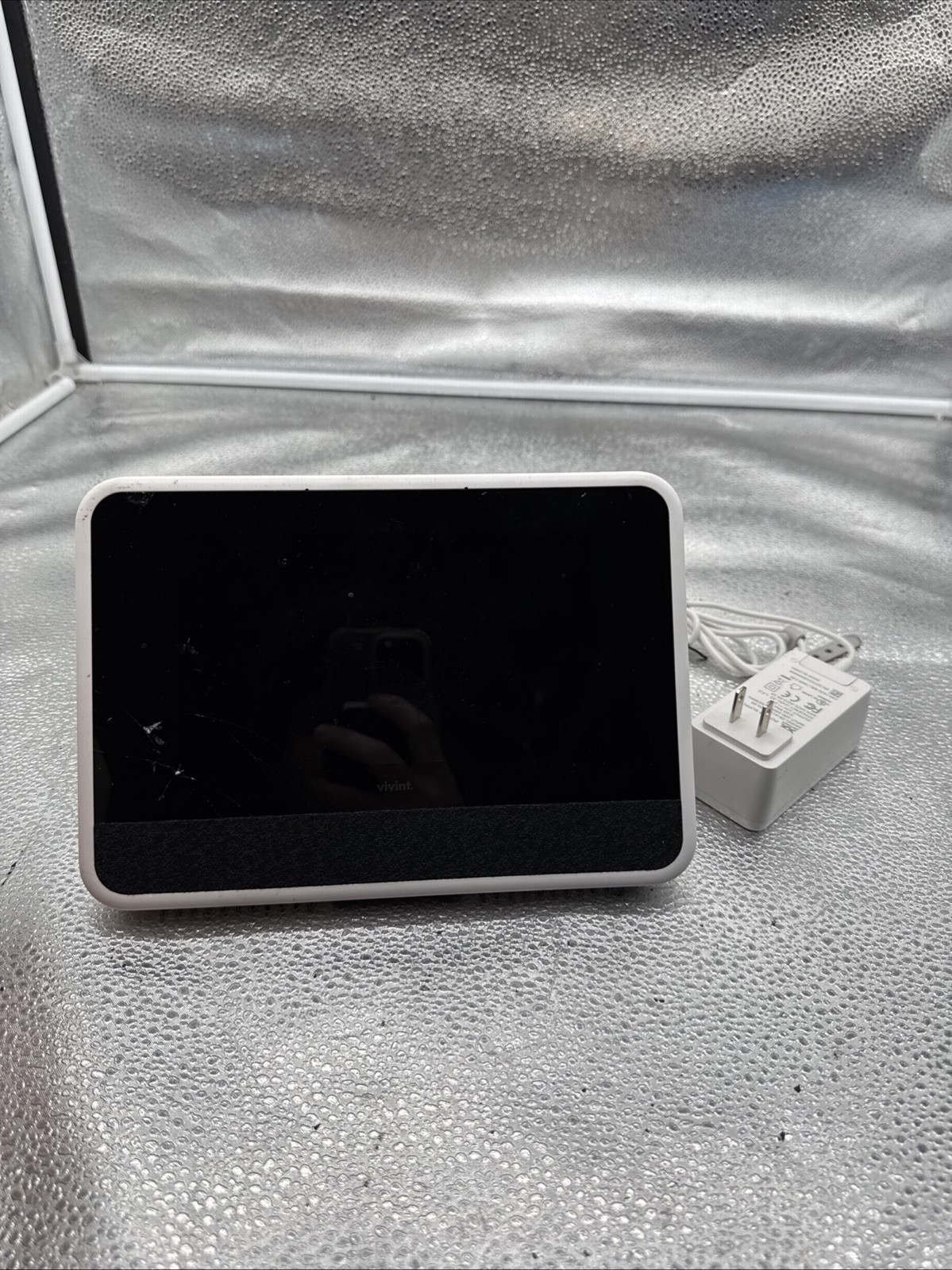 Vivint Security System Hub Tablet *Screen Cracked*. p
