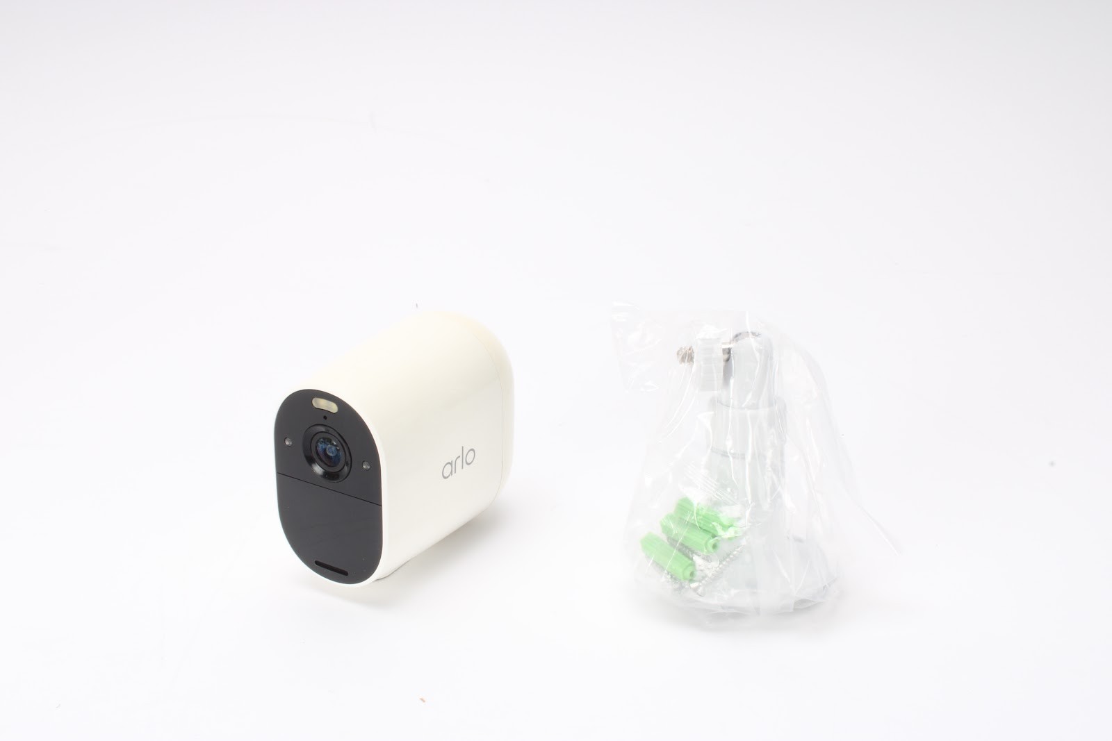 Arlo VMK2430Y-1BYNAS Spotlight Security Camera (4-Pack) With Accessories – Fair