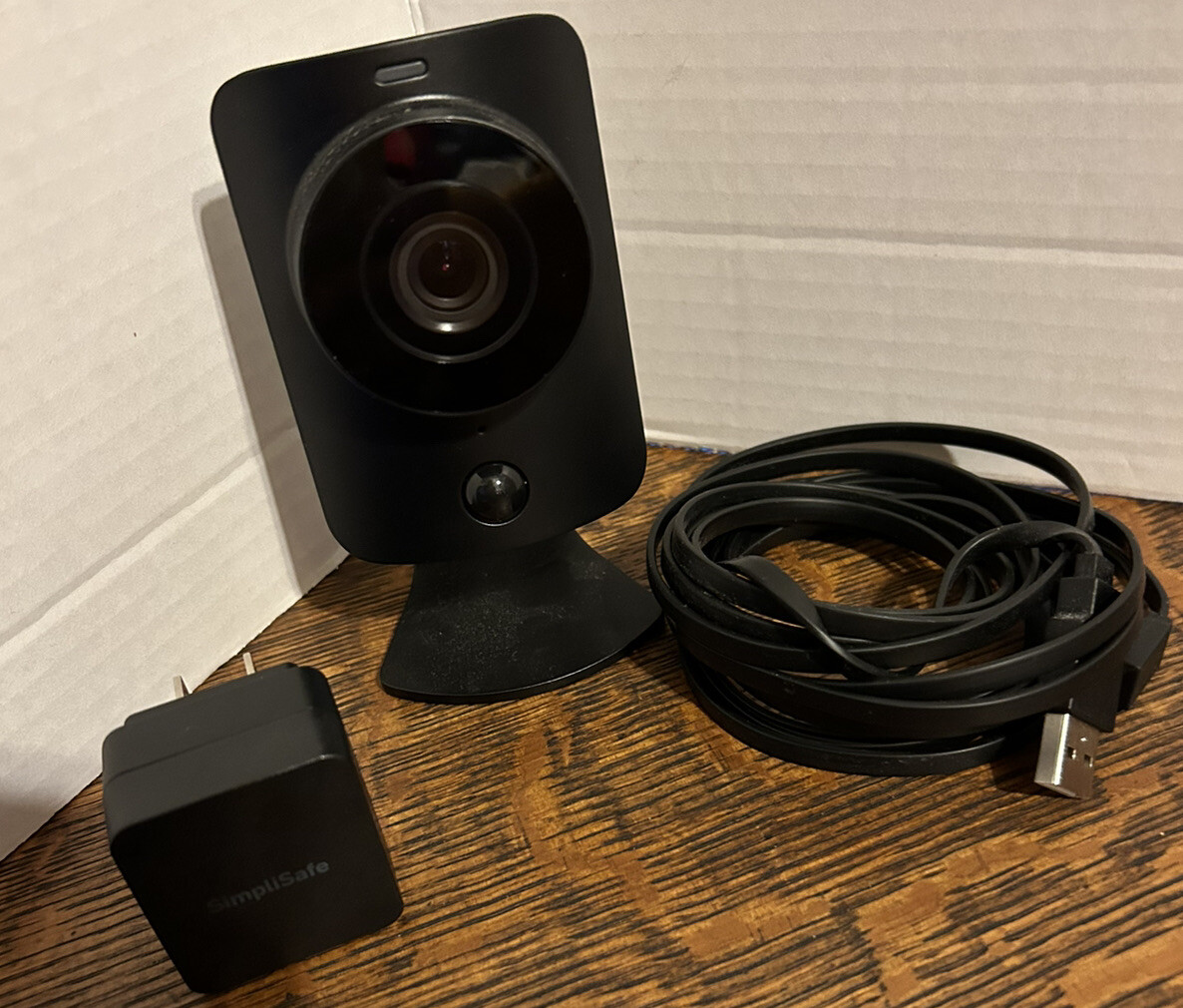 Simplisafe Indoor Camera SSCM2 Wire & Plug SN 04C114F FCC ID UPK-CM2001 Thailand