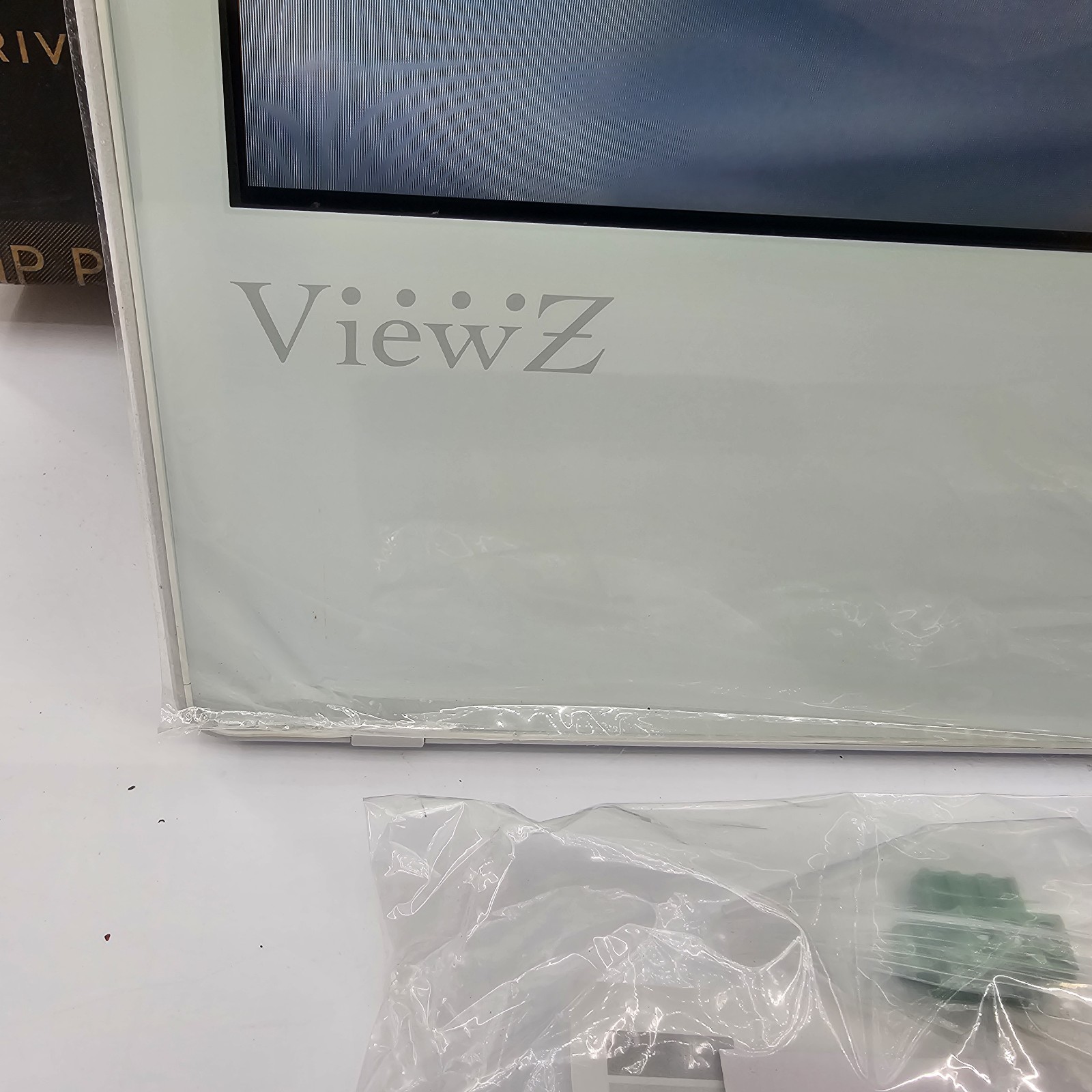 ViewZ VZ-PVM-I2W3N 23″ 1920×1080 IP PVM Based CCTV Monitor w 2MP Camera White OB