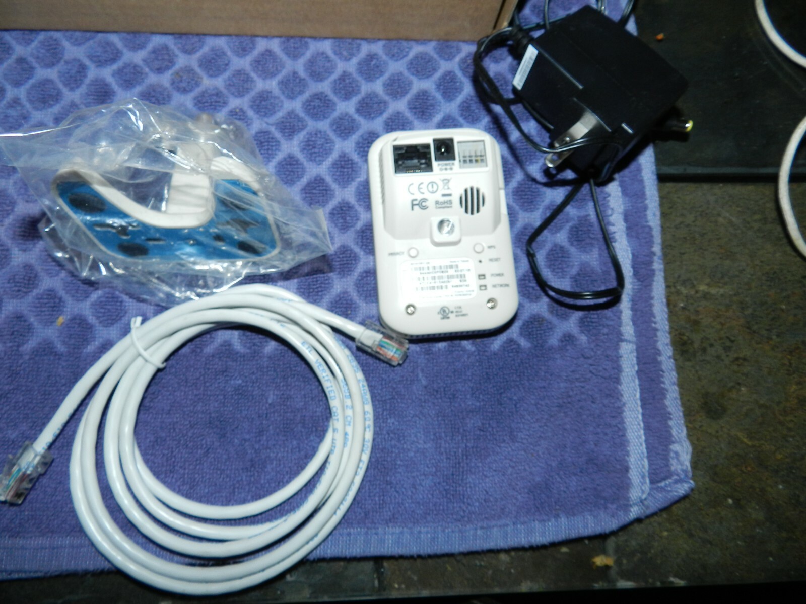 LifeShield SCH1R1-29 White/Black Wired Digital Security Camera stand & cables