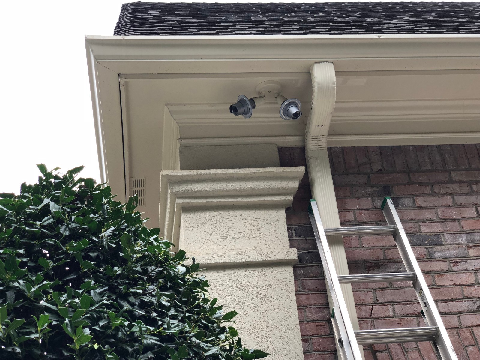 ZEUS CCTV Pro Floodlight Camera Standalone Security Kit with 4CH NVR + 2 Cams