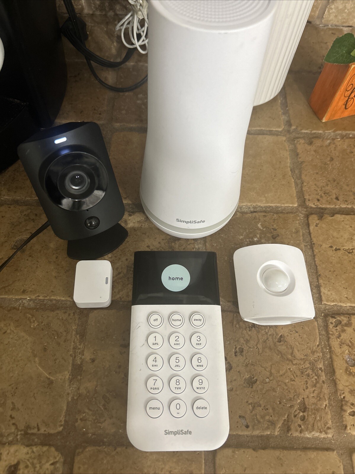 SimpliSafe Home Security System with HD Camera – White (5 Pieces) Preowned