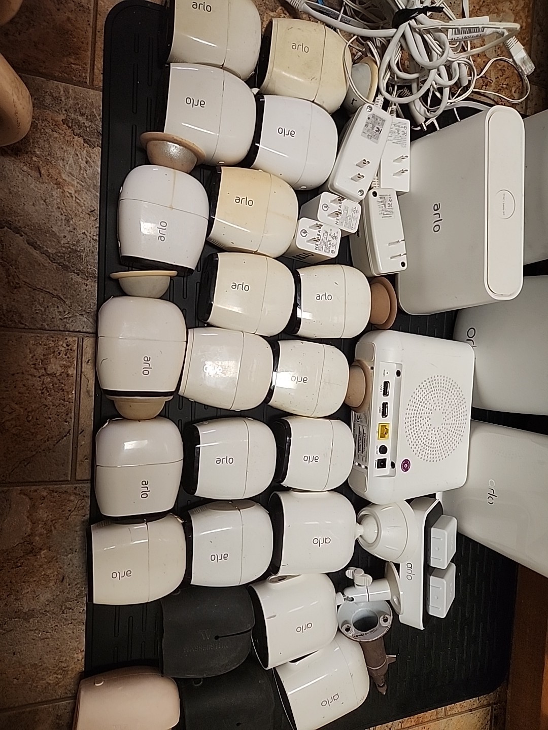 Lot Arlo: 19 Cameras (Not Tested) + 3 Bases PROVED (Inc. VMB5000 4K Hub)