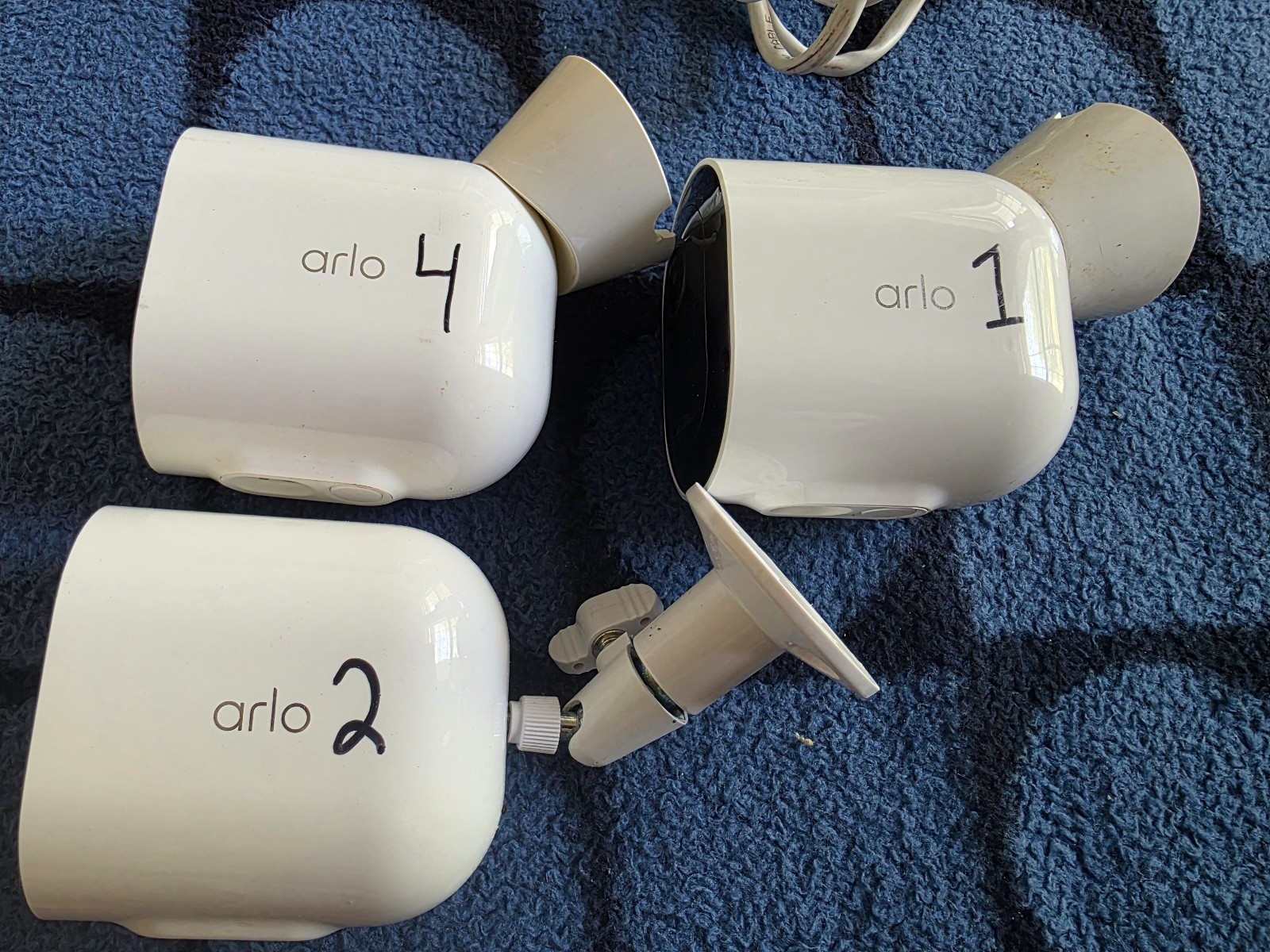 Arlo VMB4540 Wireless Security System with 3 Cameras and chargers