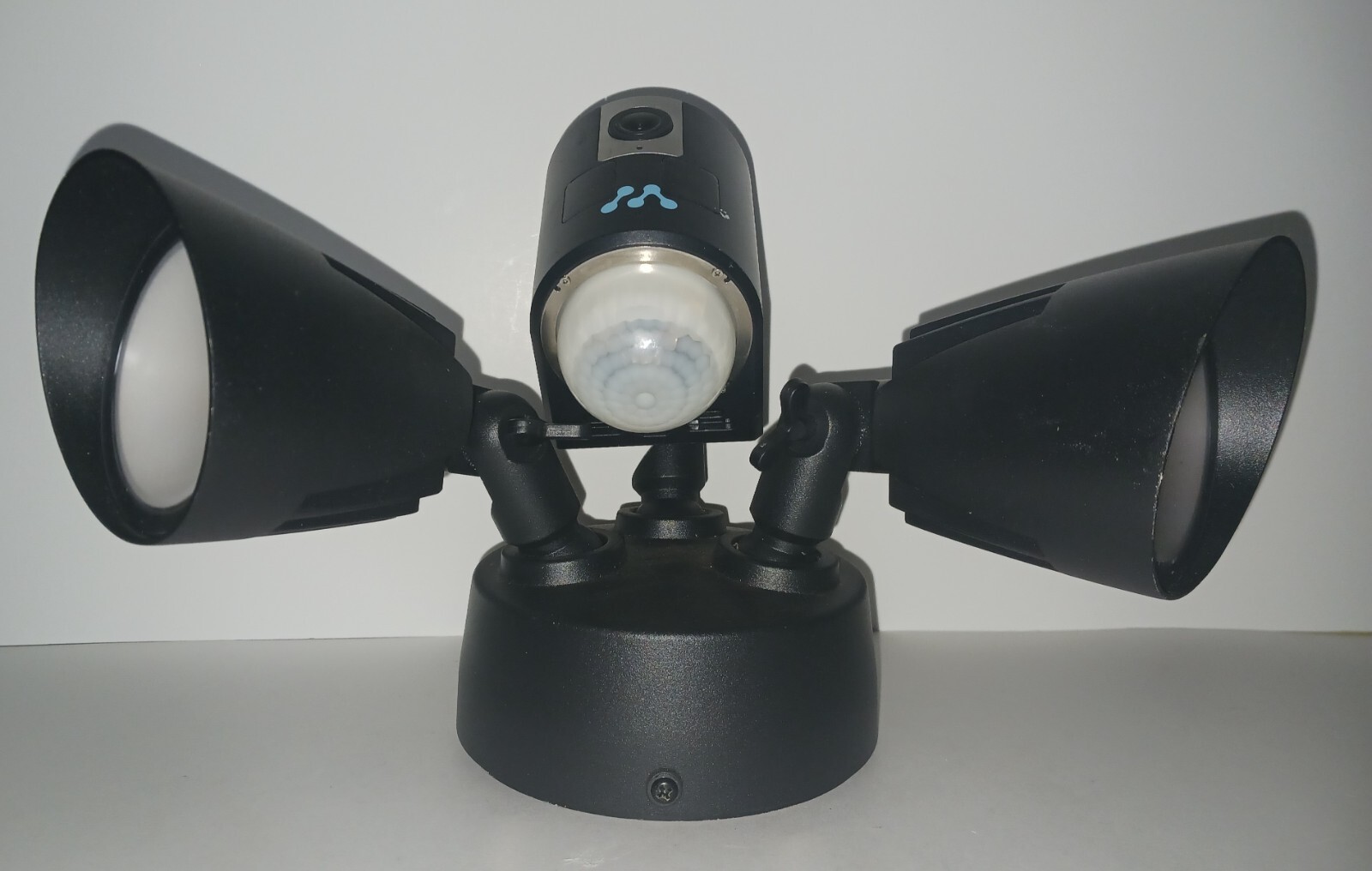 NEW – Momentum Aria LED Floodlight with Wifi Camera