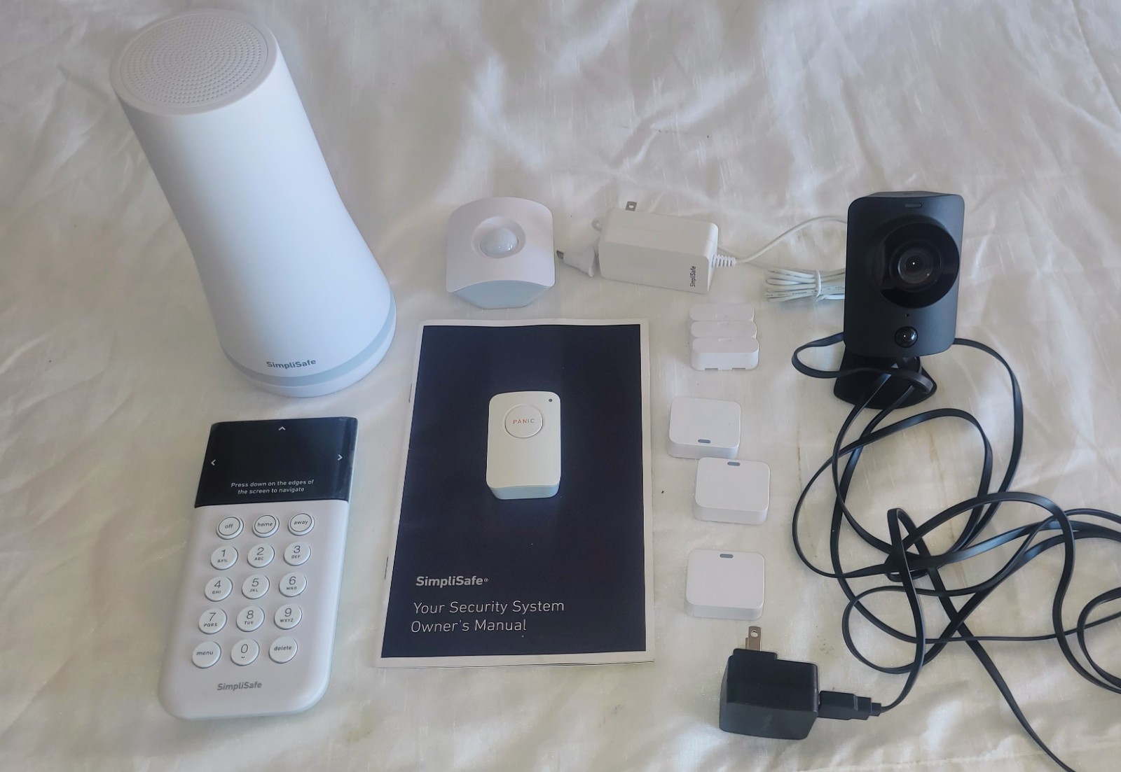 SimpliSafe Camera Home Security System Base Station SSCS3 W Keypad, Entry sensor