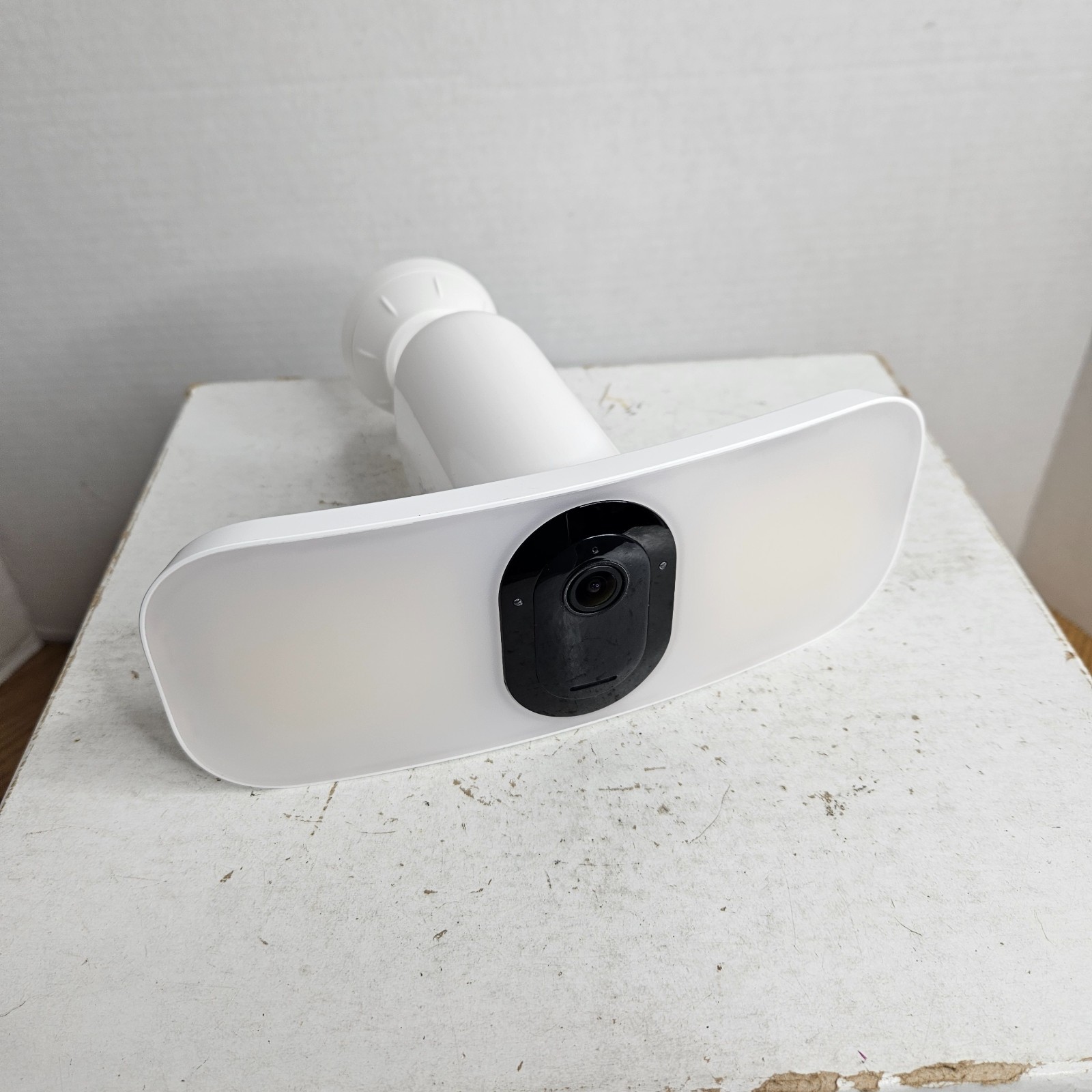 Arlo Pro 3 FB1001-100NAS Floodlight Indoor/Outdoor Security Camera – White