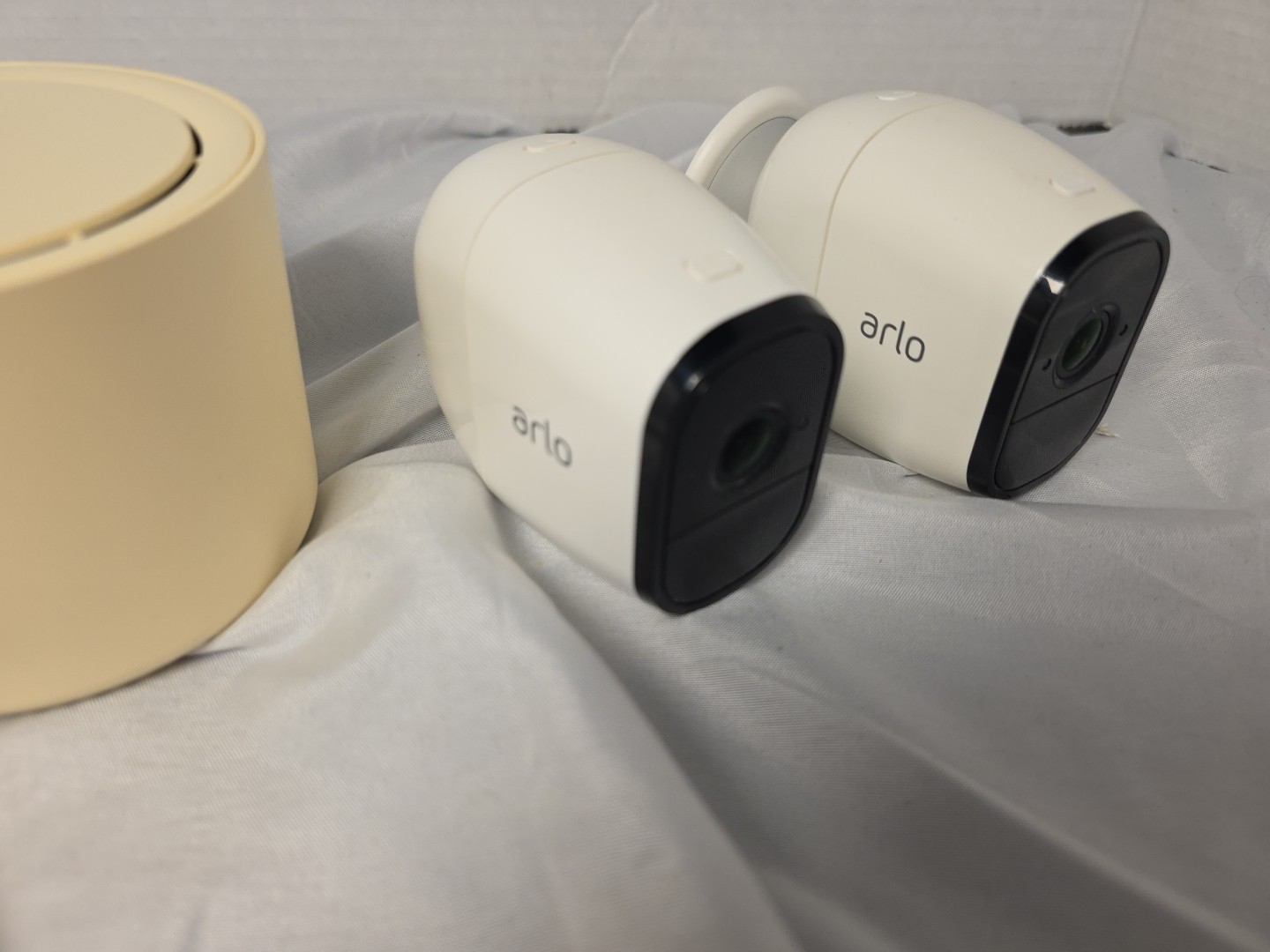 Arlo VMB3500 Base Station + 2 VMC3030 Cameras + 1 Magnetic Mounts