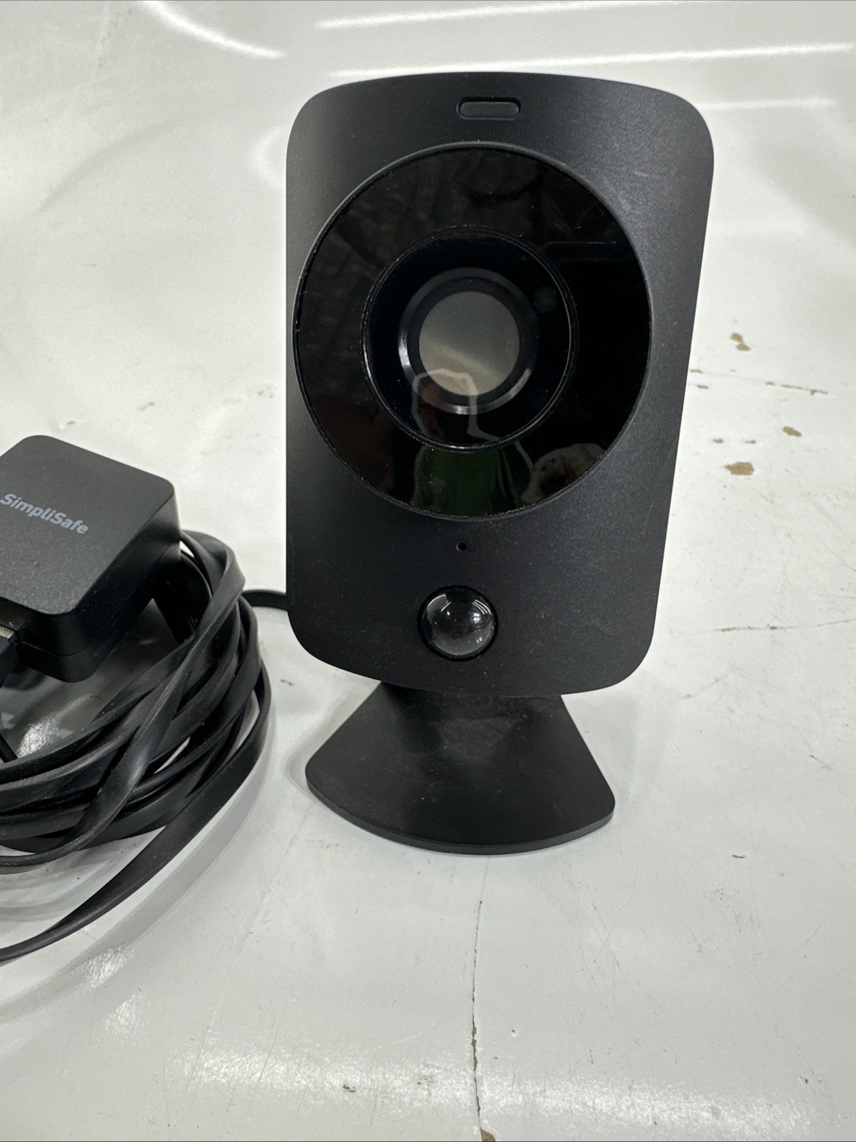 SimpliSafe Indoor Camera Wi-Fi HD Security Camera SSCM1 + Wall Charger + cord !!