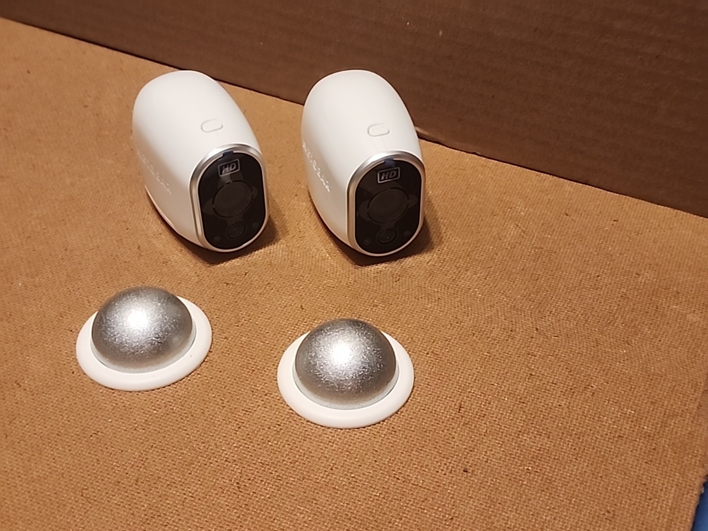 NETGEAR ARLO VMB3000 HOME BASE & 2 VMC3030 HD WIRE-FREE CAMERA INDOOR/OUTDOOR