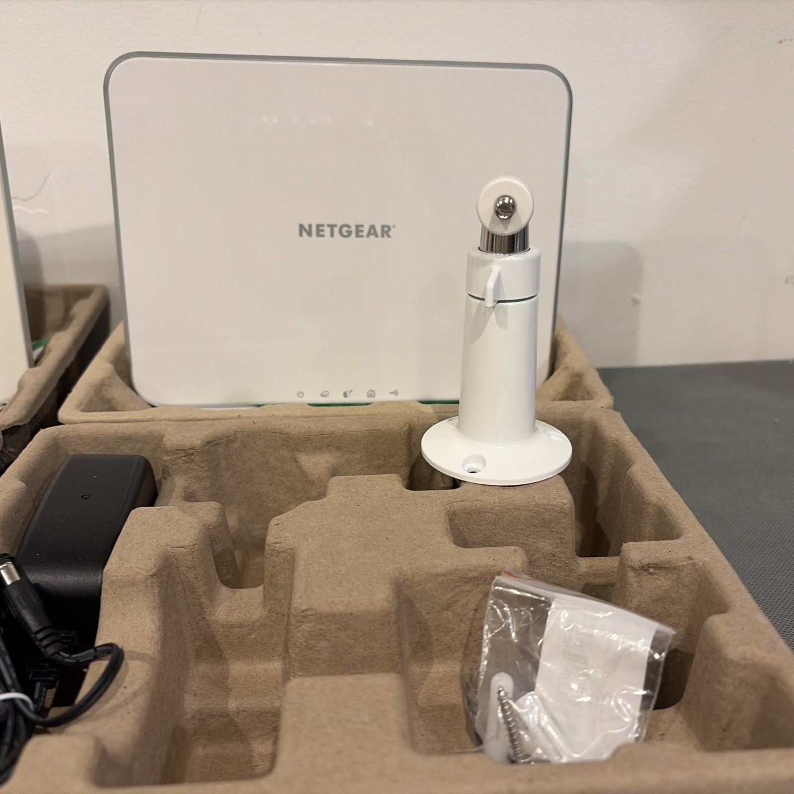 Arlo Netgear 2 Hub Cloud With Charger VMB3000 & VMC3030 4 Cameras
