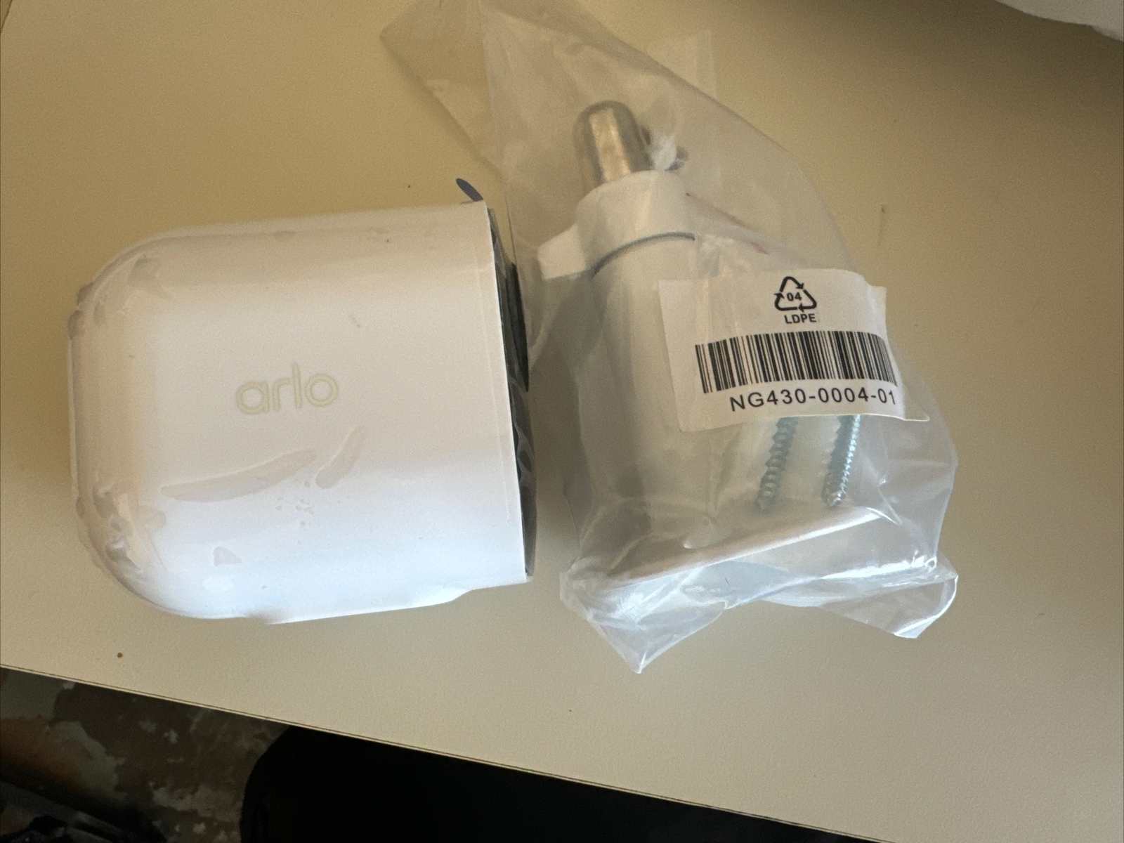 Arlo Ultra 2 4K Indoor/Outdoor Wireless Security Camera with Battery & Mount