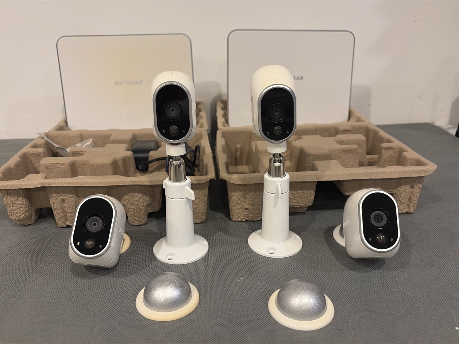 Arlo Netgear 2 Hub Cloud With Charger VMB3000 & VMC3030 4 Cameras