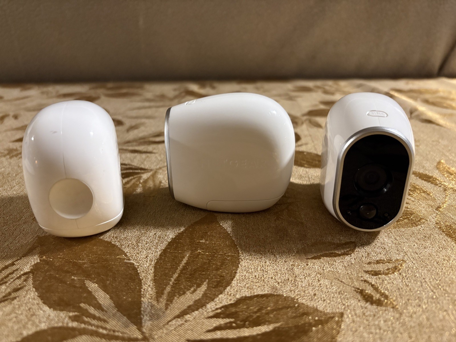 NETGEAR Base Station VMB3000 Security Hub with 3 Arlo Cameras VMC3030