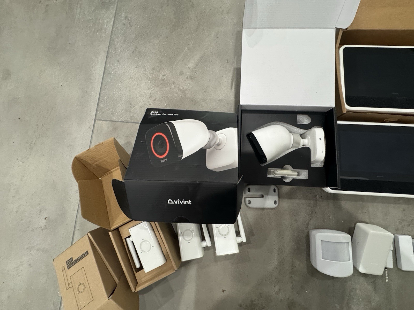 Vivint Outdoor Camera Pro Security System 4 Cameras Wi-Fi Night Vision Sensors