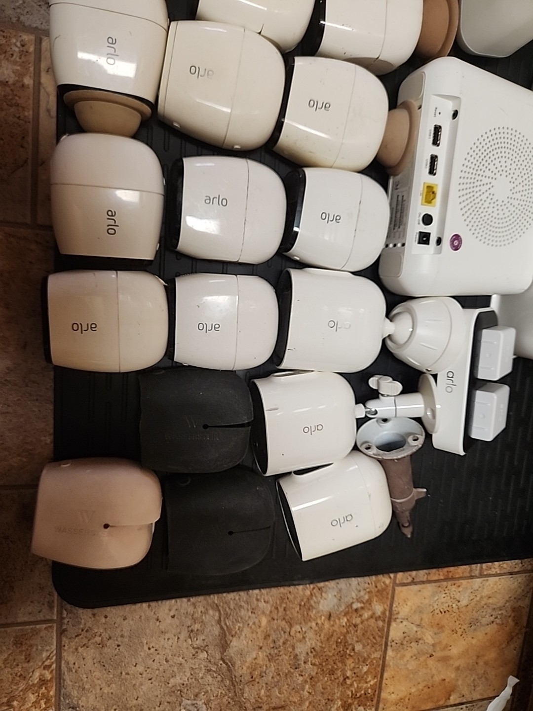 Lot Arlo: 19 Cameras (Not Tested) + 3 Bases PROVED (Inc. VMB5000 4K Hub)