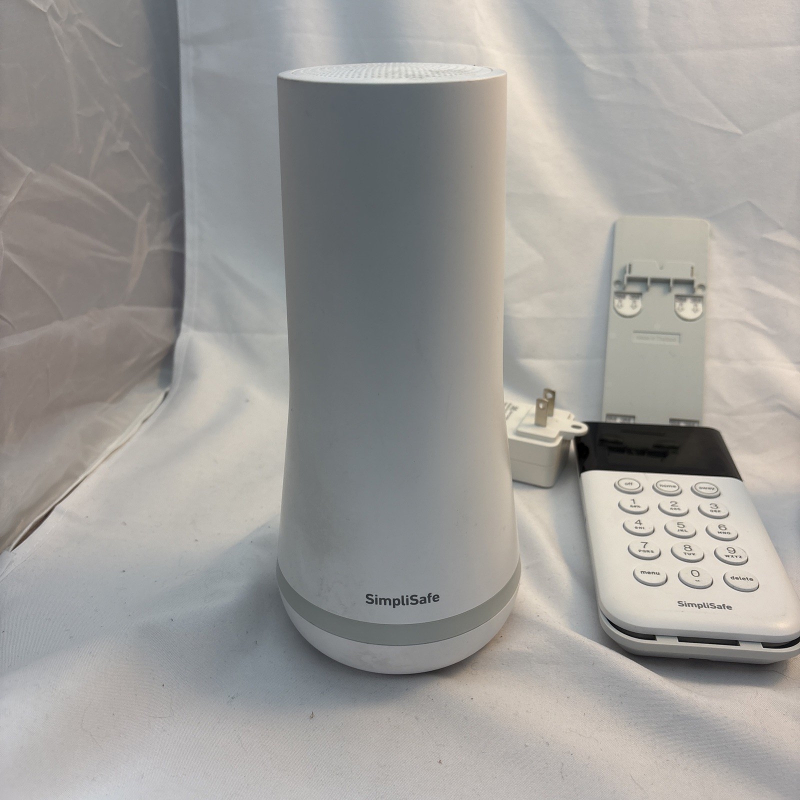 SimpliSafe HSK103 Home Security Kit with Cameras And Keypad – White (4 Pieces)