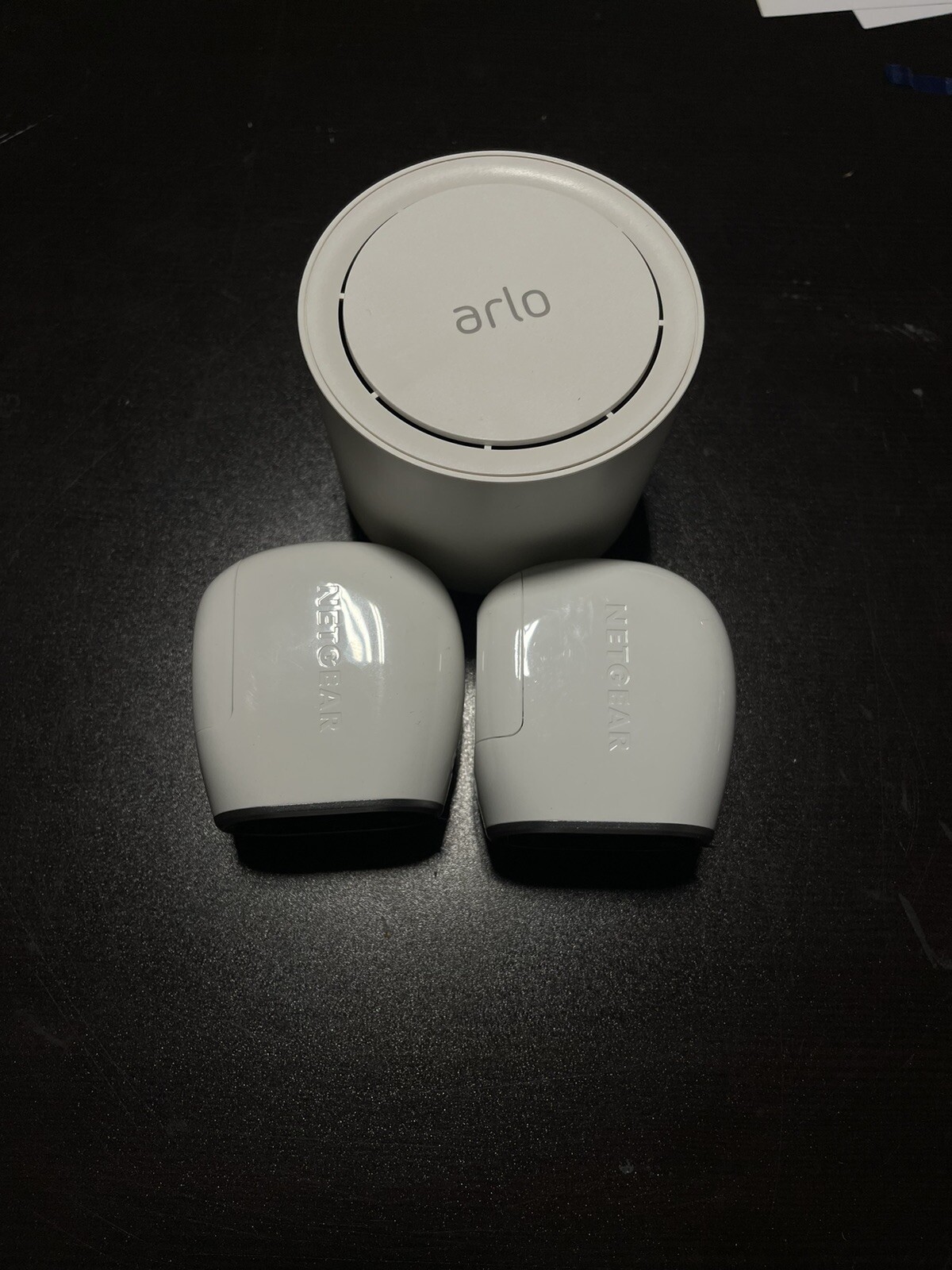 Arlo wireless home security system – 2 Cameras & Hub *USED