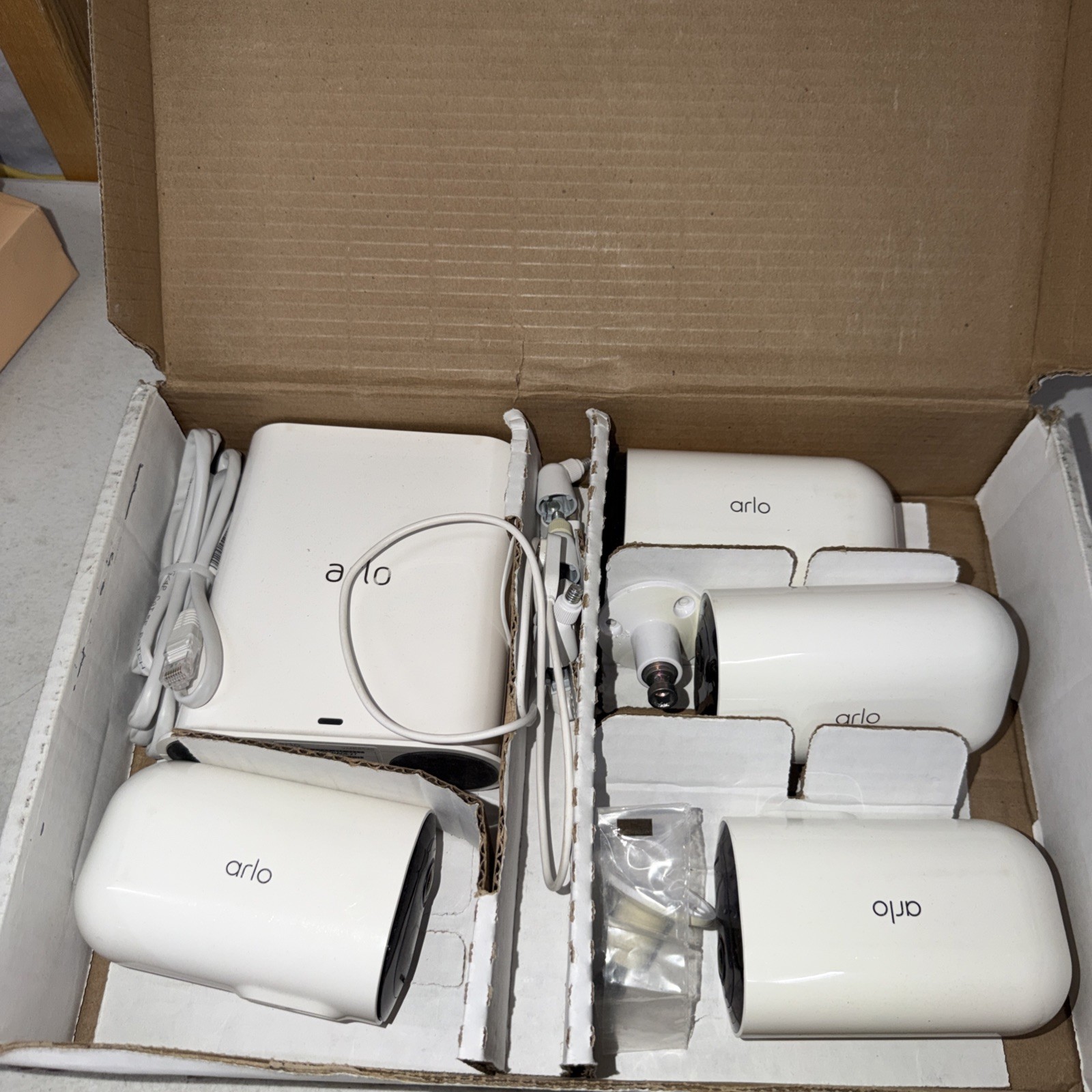 Arlo VMS4452P-100NAR Pro 4 XL Batt 4 Pack + Hub