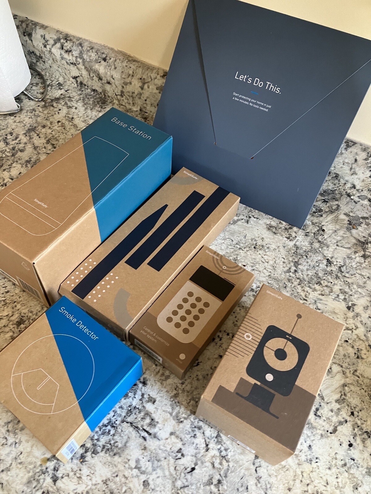 BRAND NEW – SimpliSafe 10pc Security System SSCS3 with Security Camera SSCM2