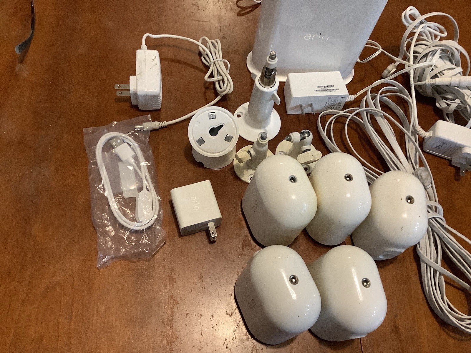 Arlo VMB4540 Wireless Home Security 5 Camera System W/ Home base 3 Long Chargers