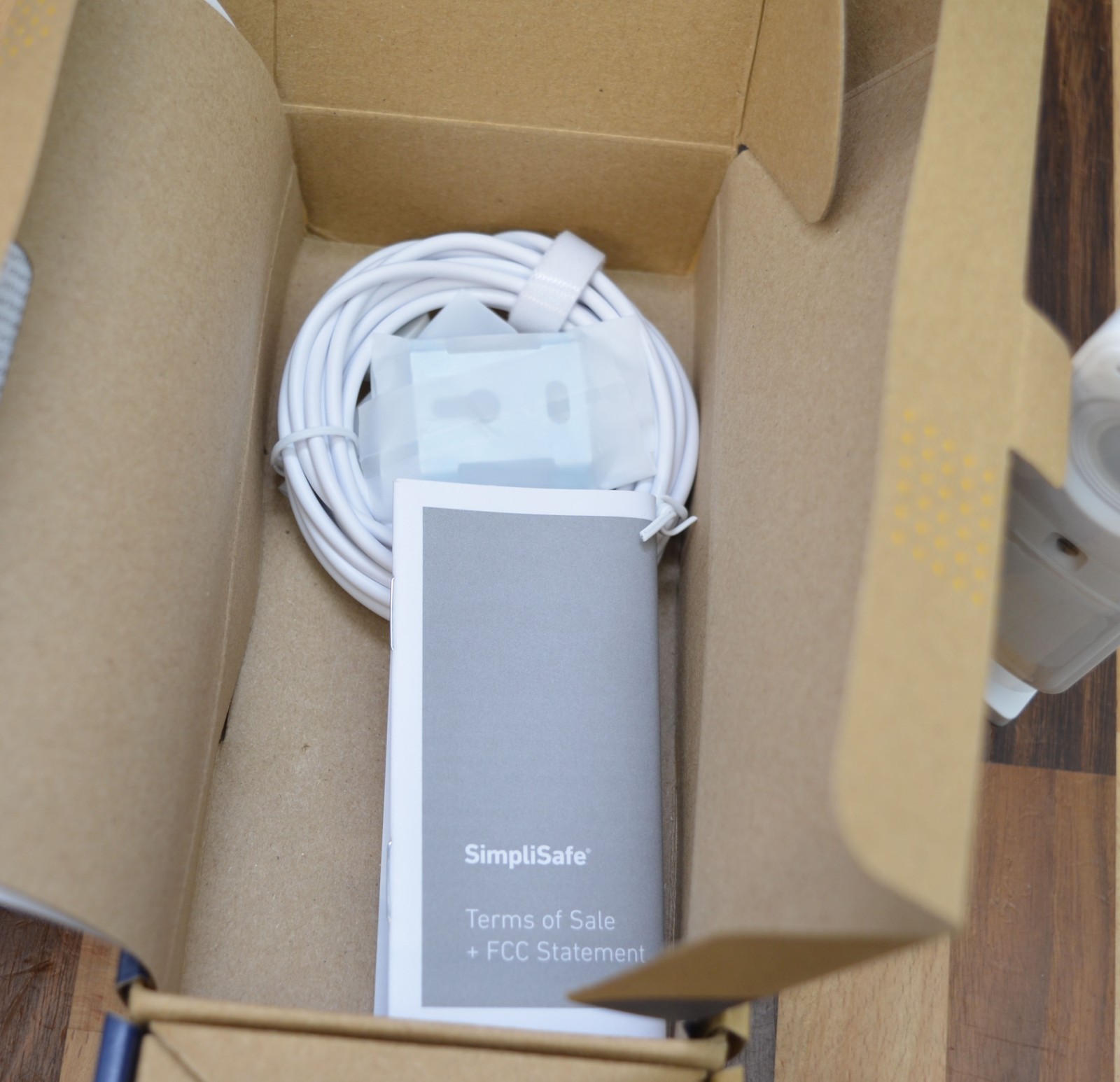 SimpliSafe Smart Alarm Wireless Indoor Security Camera CM006 New Open Box
