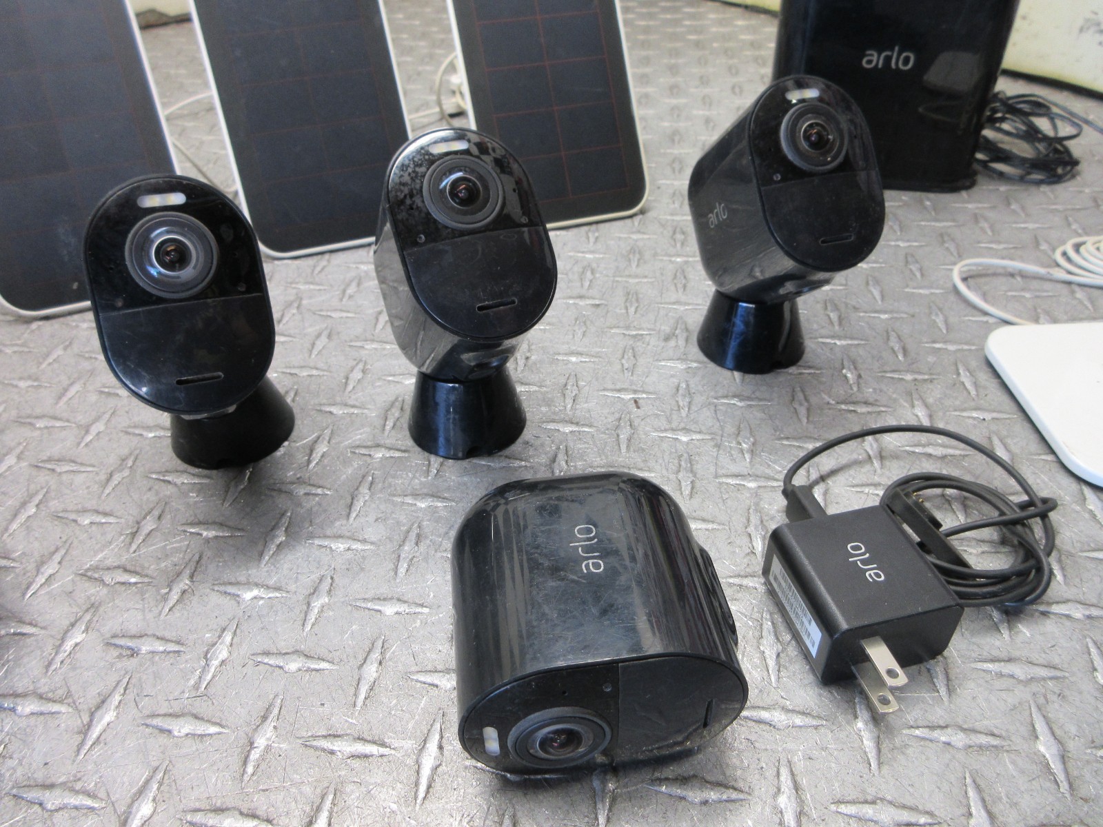 Arlo VMB5000 Ultra SmartHub dual-band Wi-Fi (2.4 GHz and 5 GHz)