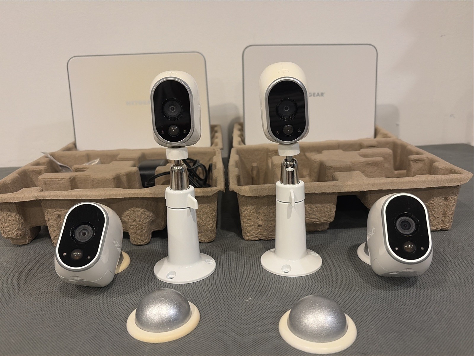 Arlo Netgear 2 Hub Cloud With Charger VMB3000 & VMC3030 4 Cameras