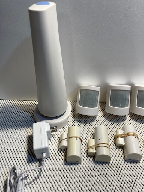 SimpliSafe Wireless 1st Generation Home Security Alarm System Bundle.