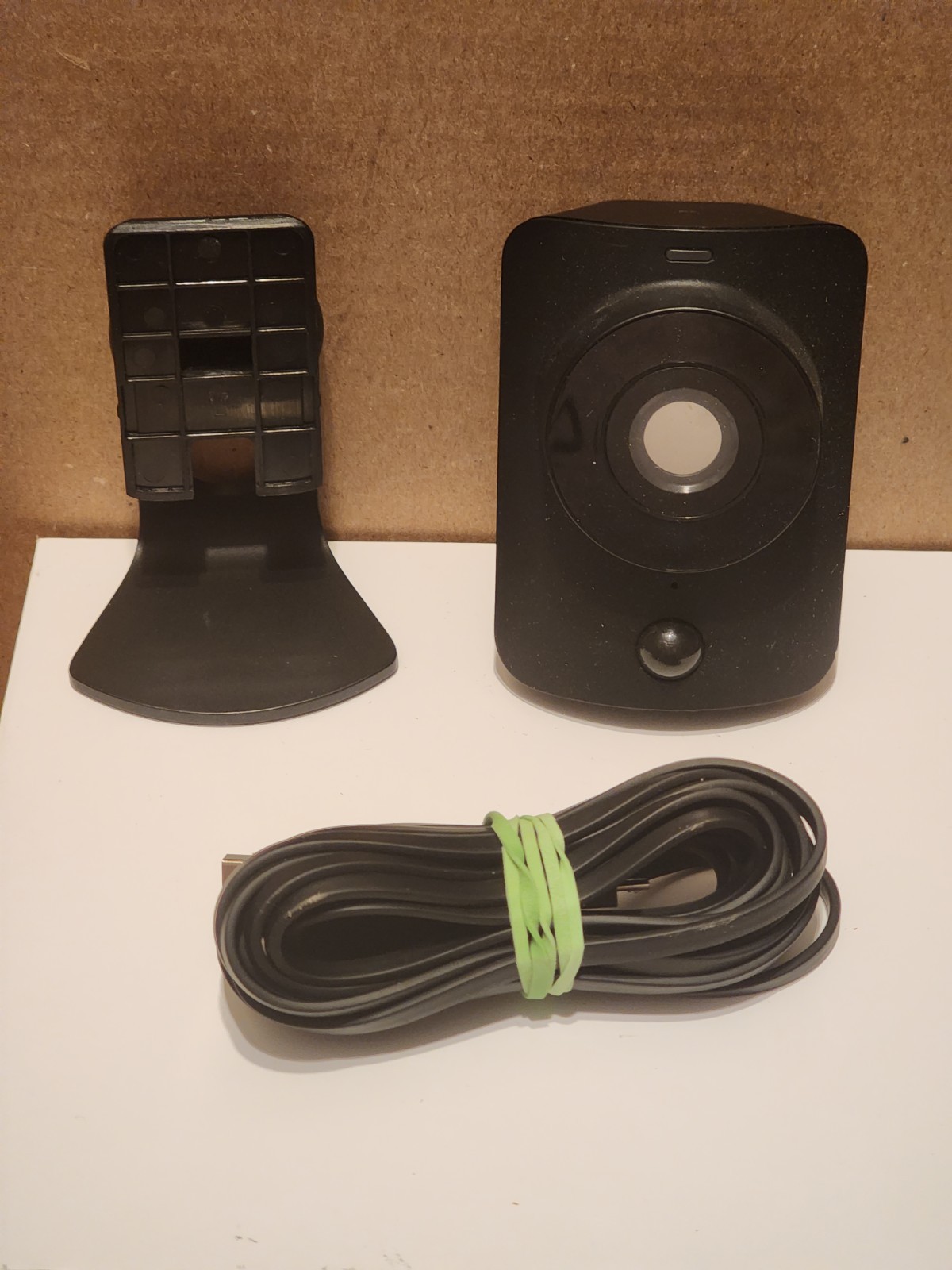 SimpliSafe SimpliCam SSCM1 Indoor Security Camera & Simplisafe Keypad KP1000