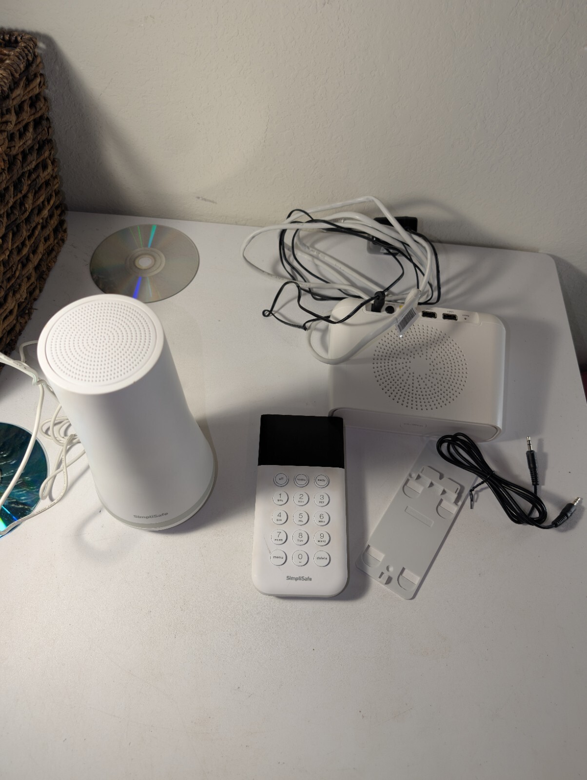 SimpliSafe HSK103 Home Security Kit With Netgear Arlo Pro Base Station Bmv4000