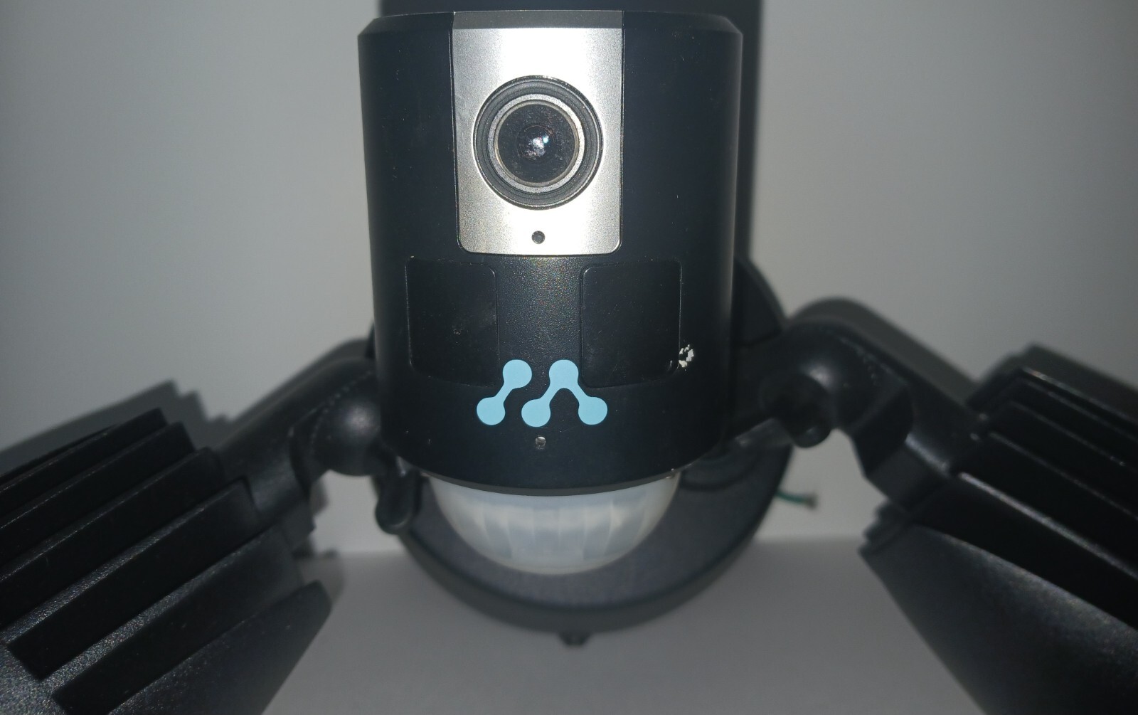 NEW – Momentum Aria LED Floodlight with Wifi Camera
