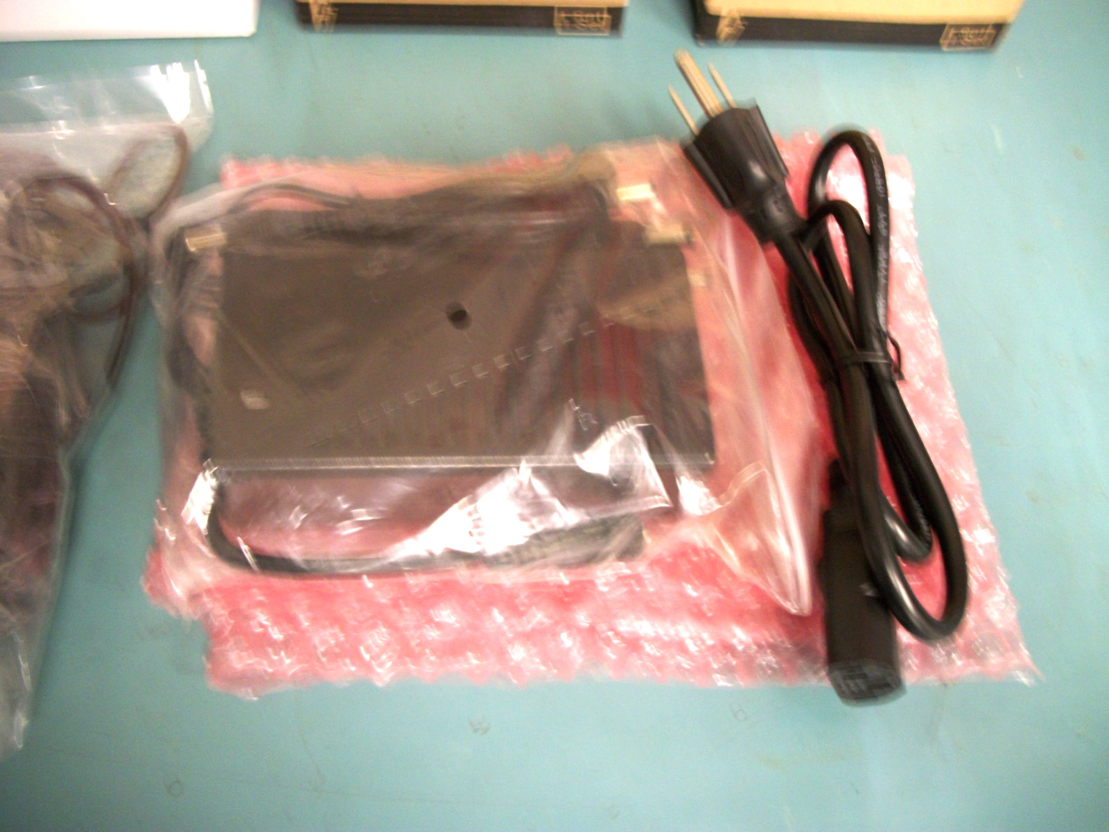 PICZEL 7204 Surveillance System 4CH DVR w/Internet 4 IR Cams & Install Kit – NEW