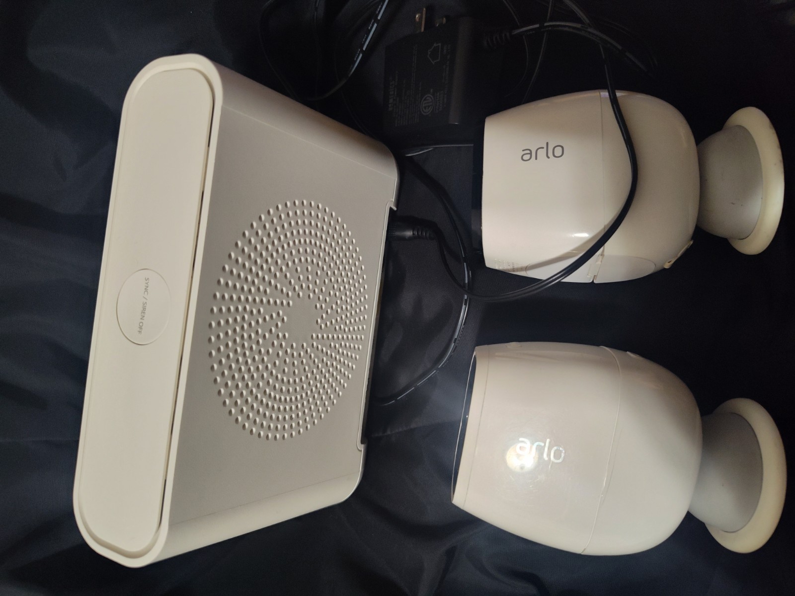 Arlo Pro VMB4000 Security Base Station W/Power Cord& 2 Camera’s VMC4030P VMC4030