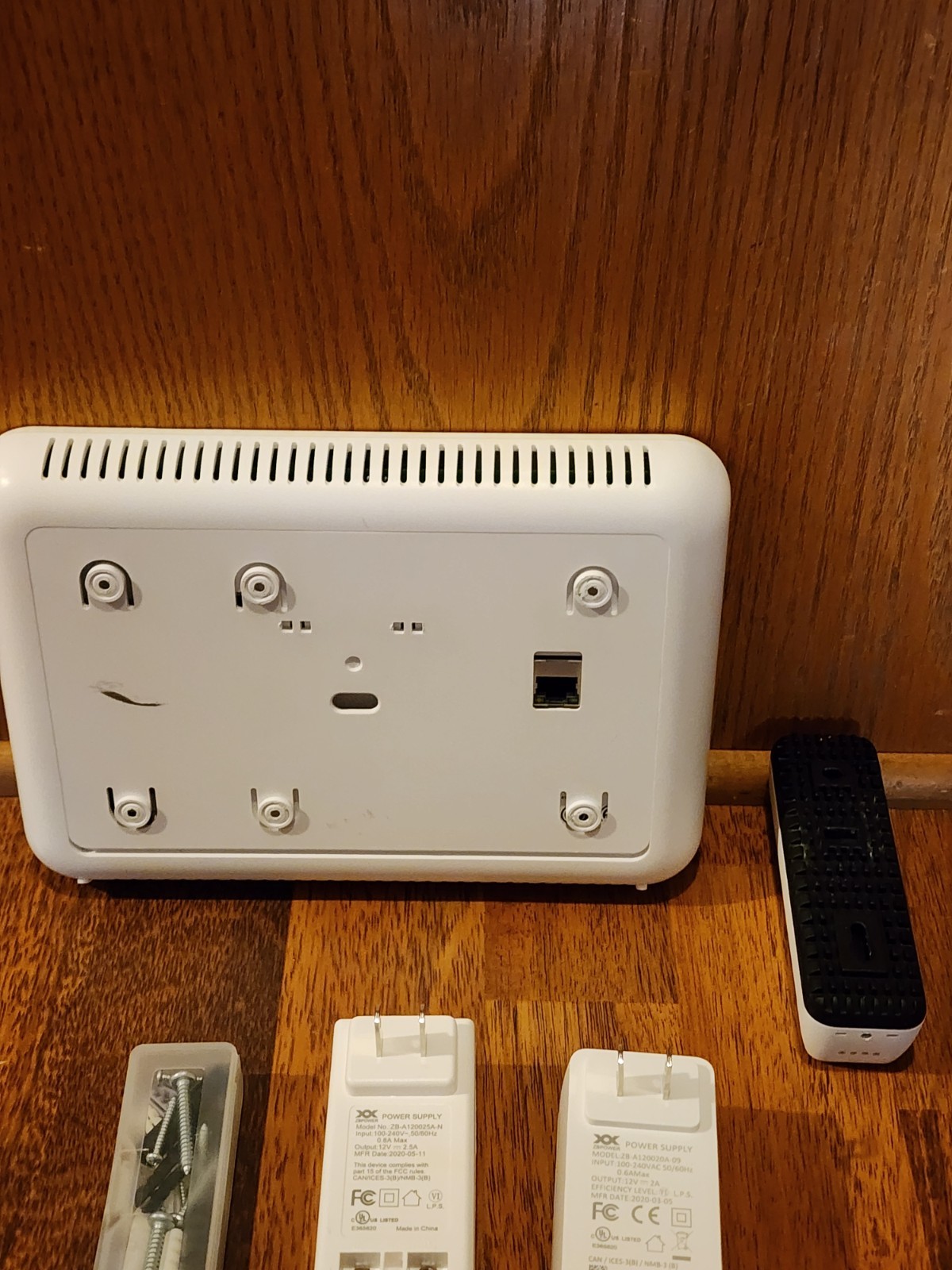 Vivint Smart Home VS-SH2000-C00 And Camera Doorbell With Power Supplies No Cable