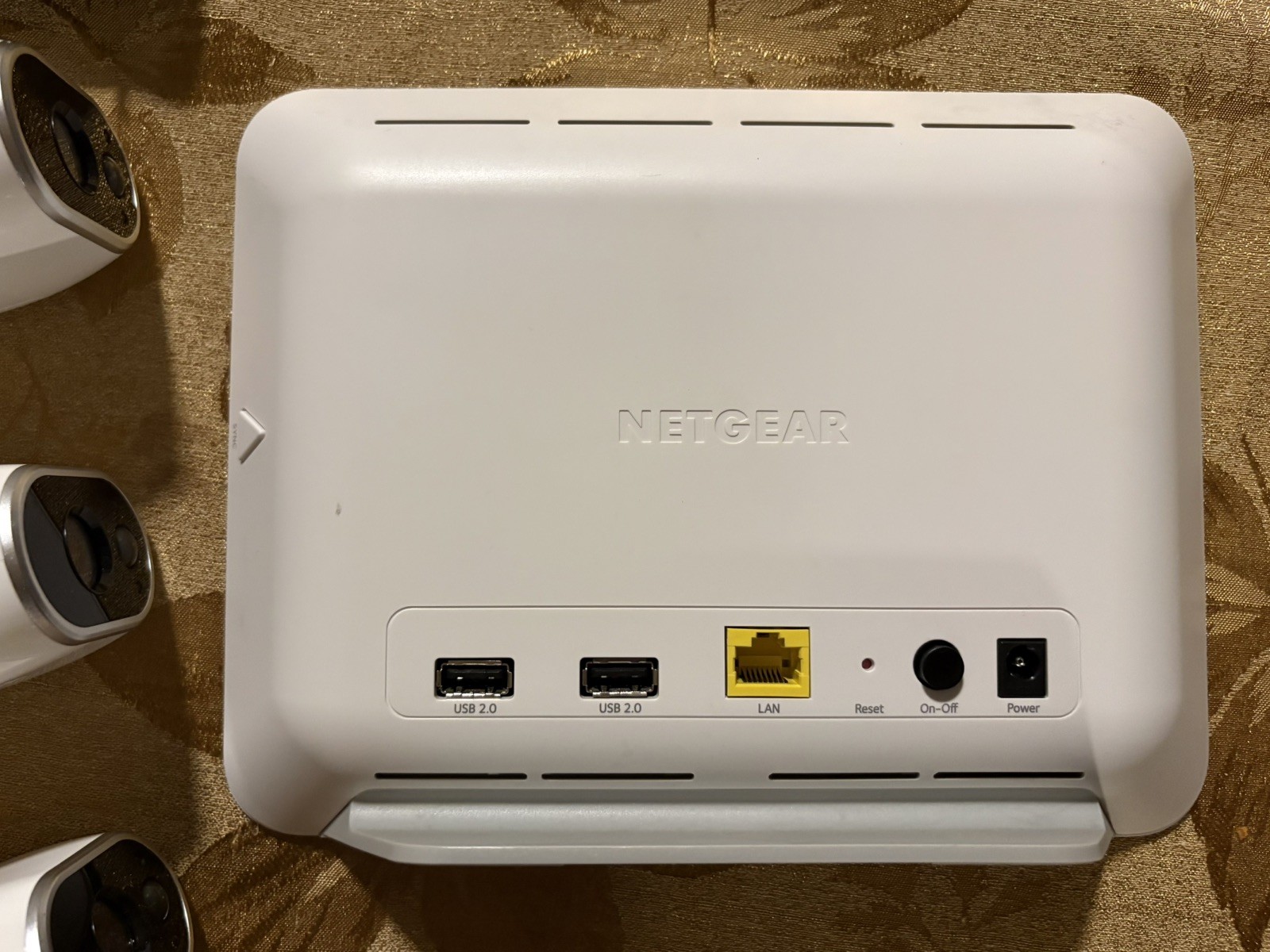 NETGEAR Base Station VMB3000 Security Hub with 3 Arlo Cameras VMC3030