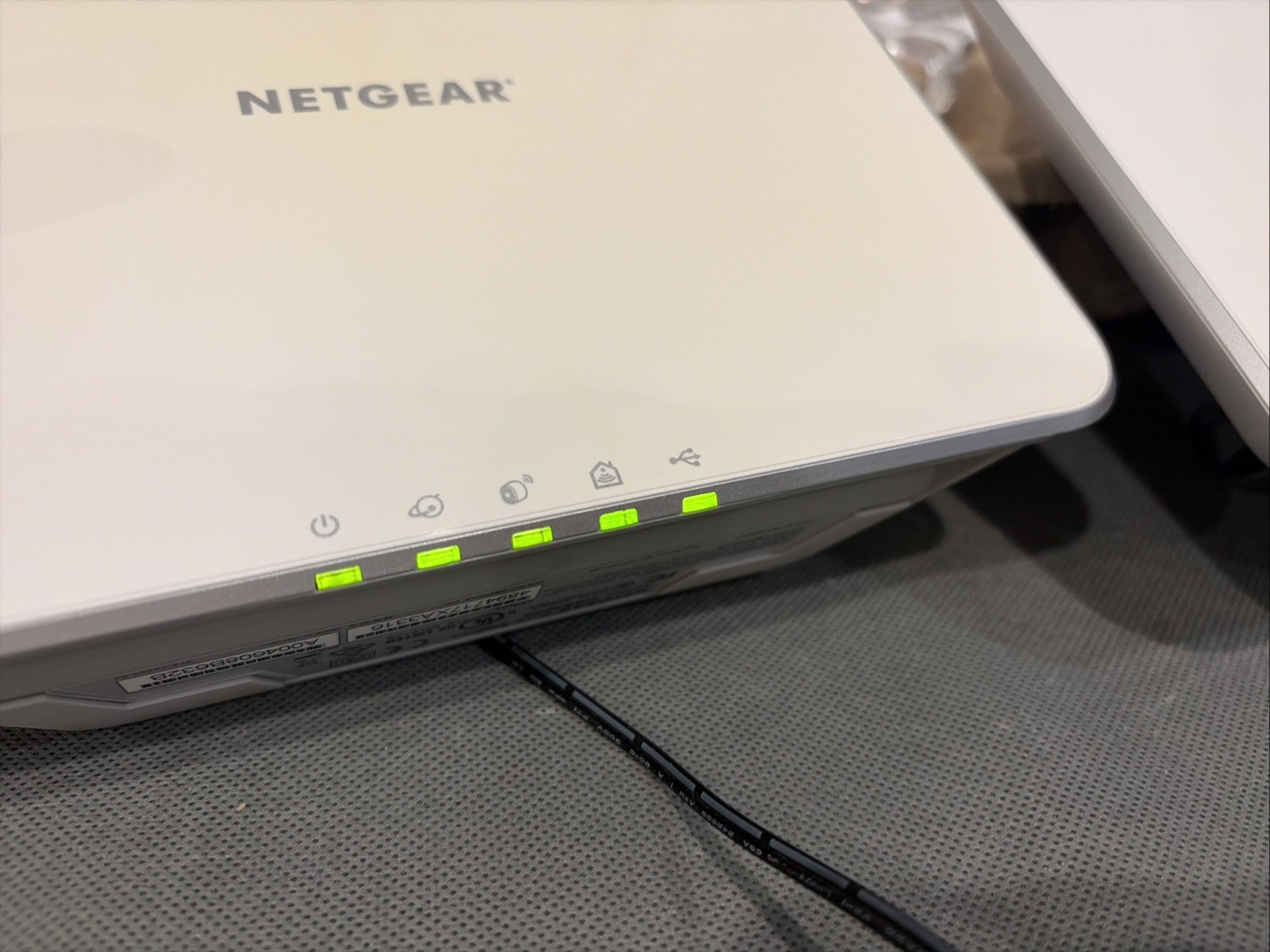 Arlo Netgear 2 Hub Cloud With Charger VMB3000 & VMC3030 4 Cameras